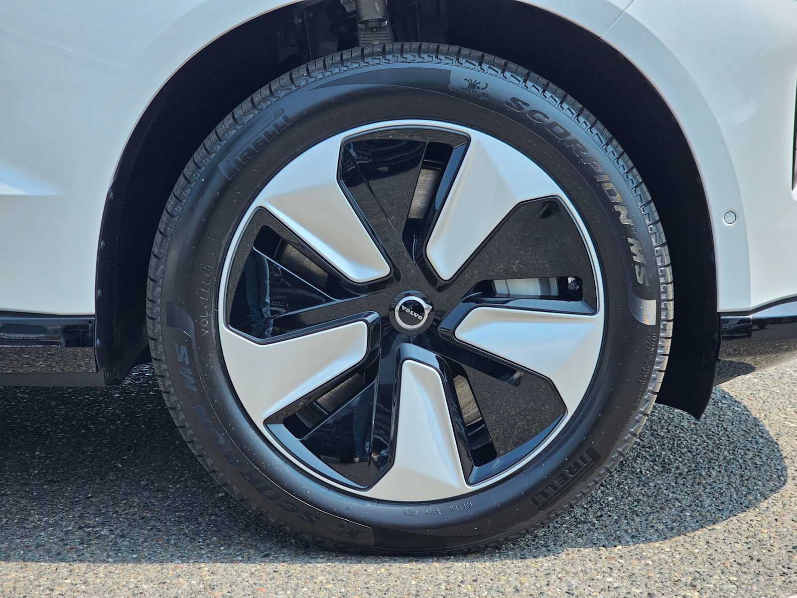 2025 Volvo EX90 Plus - Photo 9
