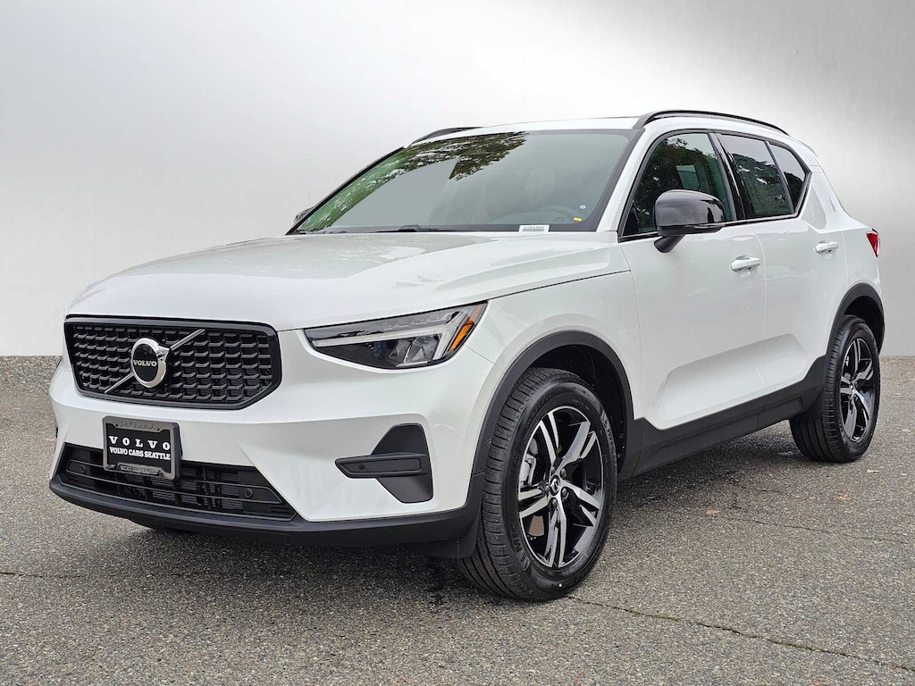 New 2026 Volvo XC40 B5 Core SUV