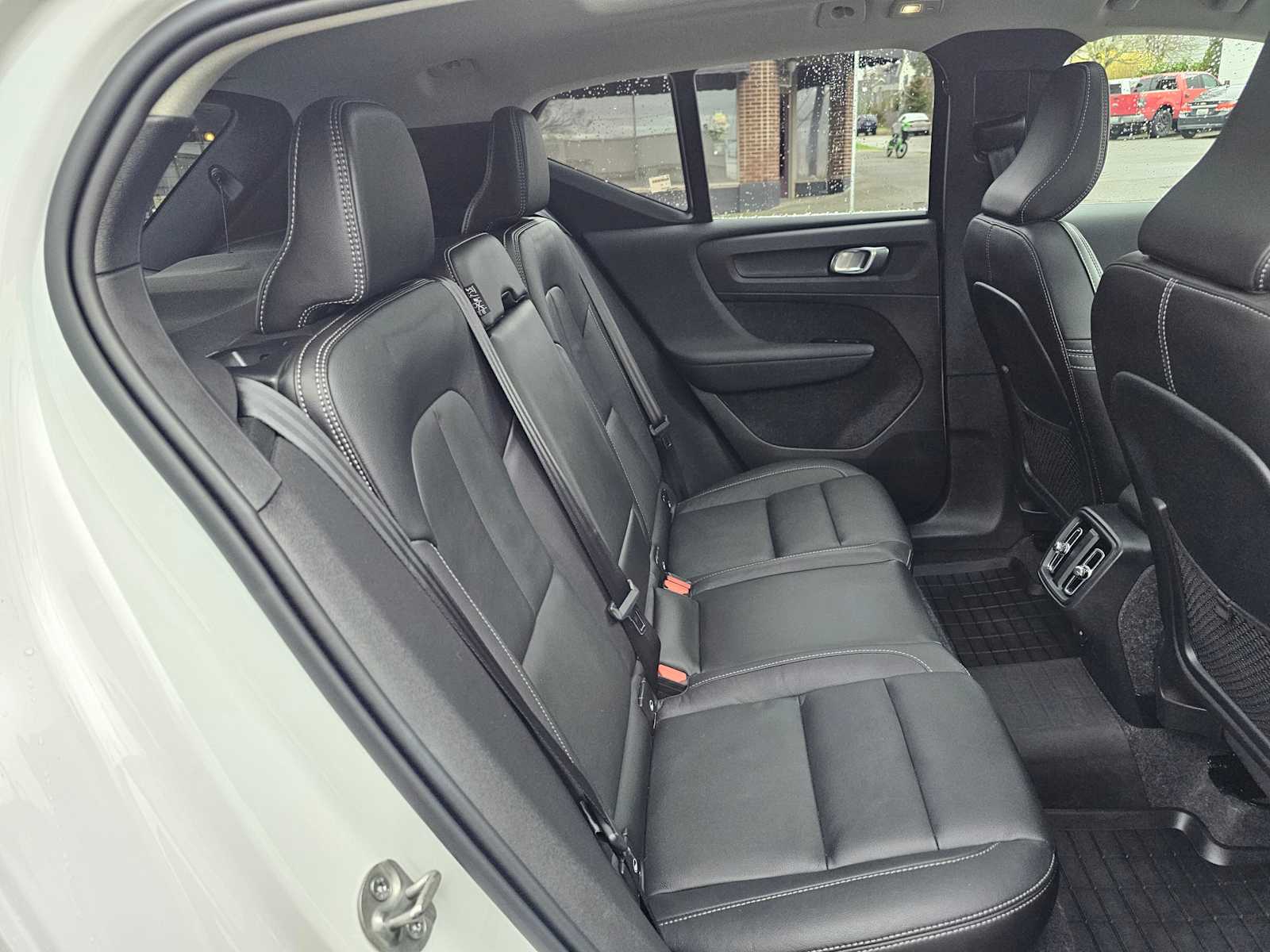 2025 Volvo XC40 Core - Photo 14