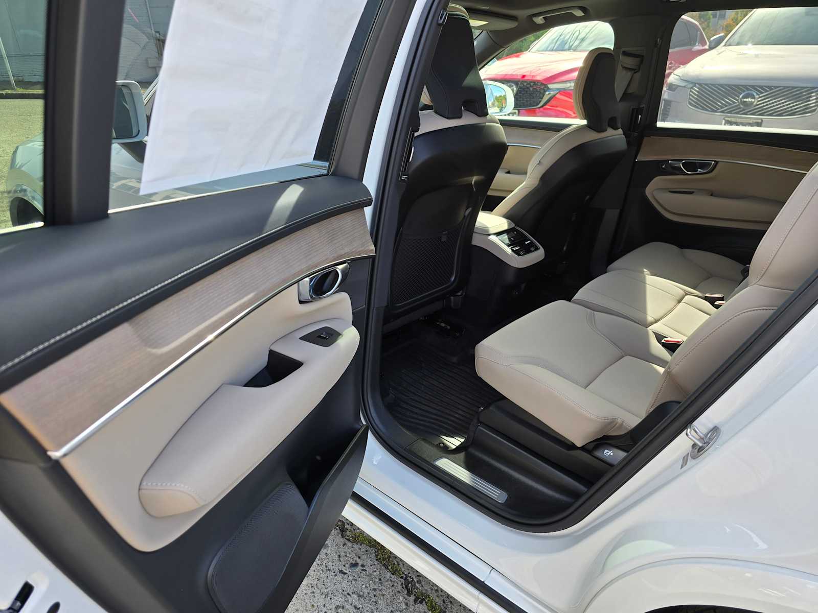 2026 Volvo XC90 Plus - Photo 16