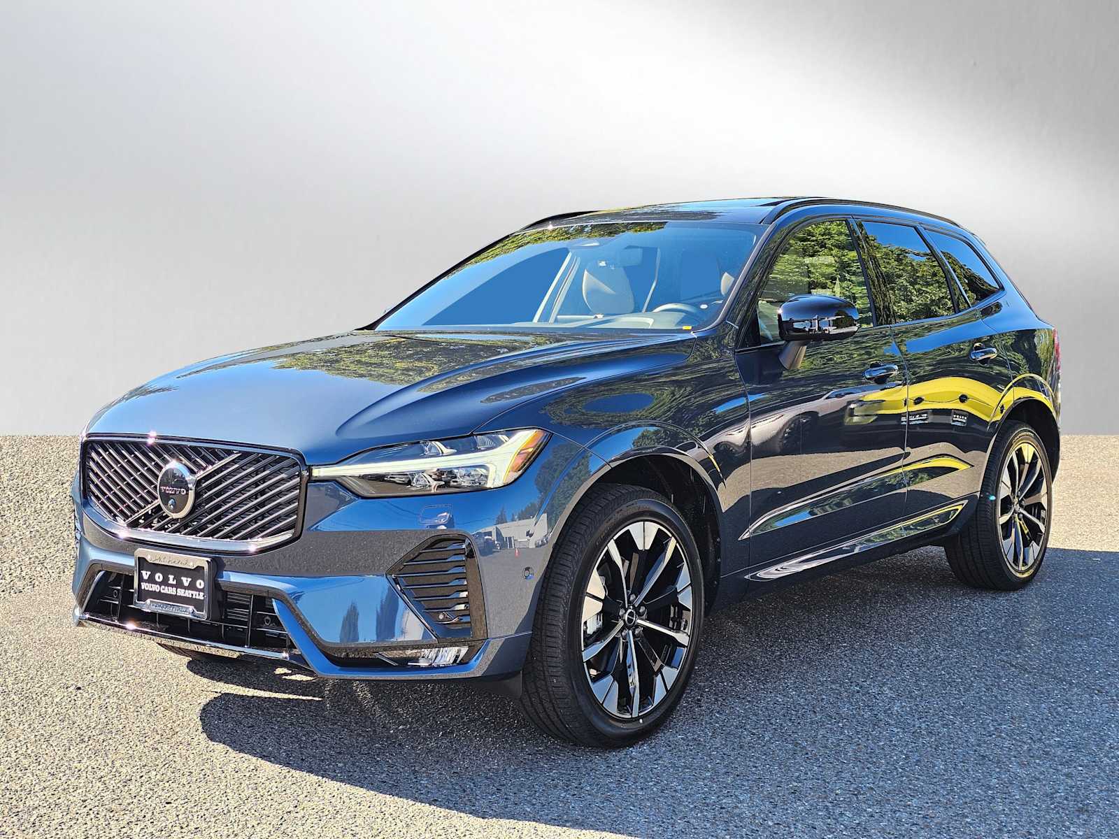 2026 Volvo XC60 B5 Plus photo 3