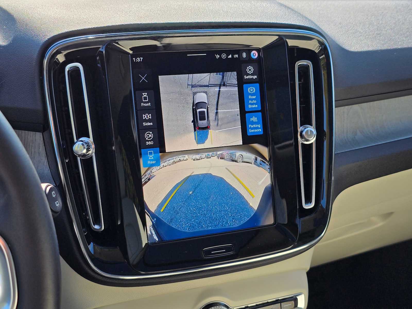 2026 Volvo XC40 Plus - Photo 23
