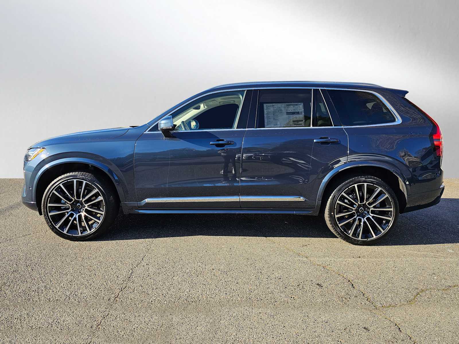 2025 Volvo XC90 photo 2