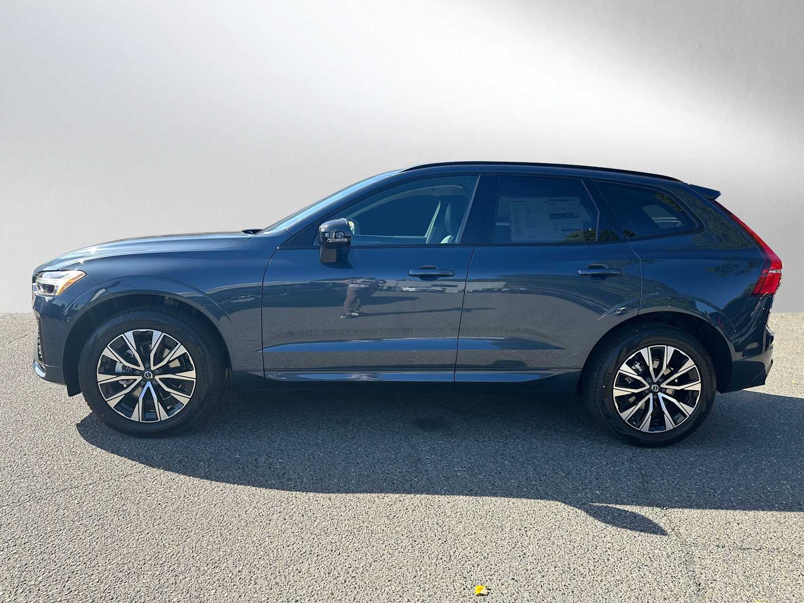 2025 Volvo XC60 B5 Core photo 2