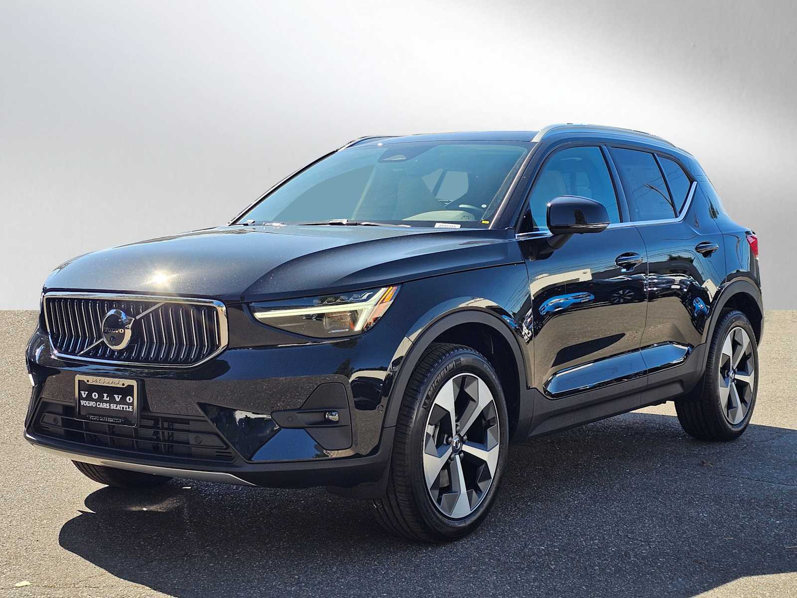 2025 Volvo XC40 Plus photo 3