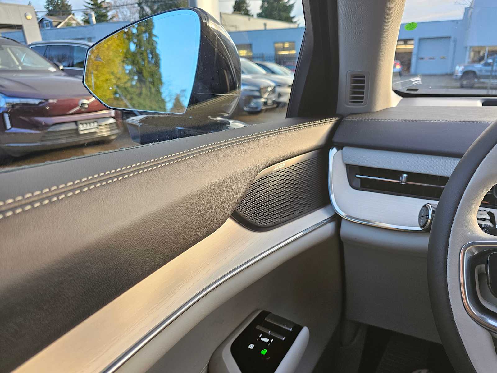 2025 Volvo EX90 Plus - Photo 27