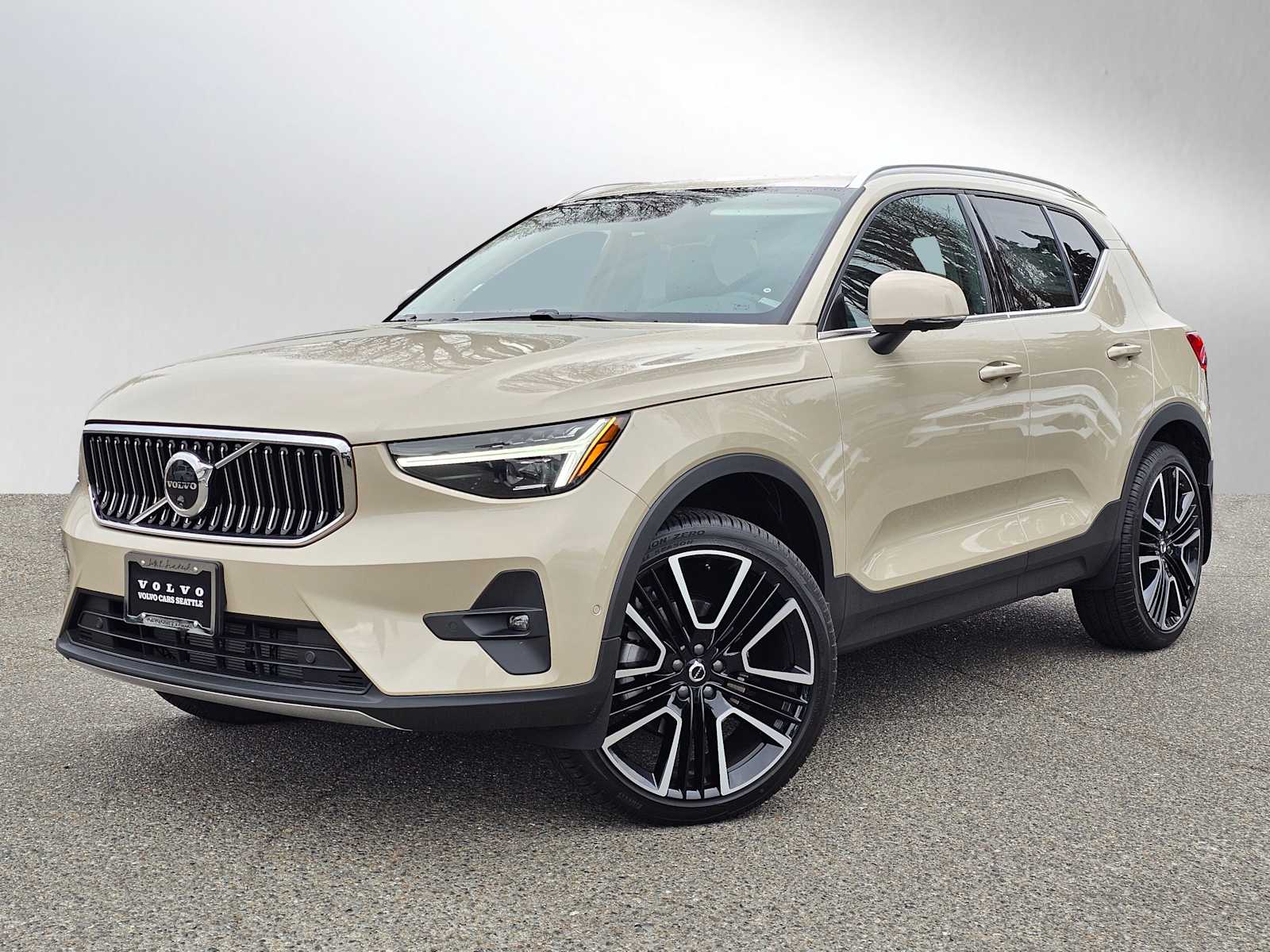 2025 Volvo XC40 Plus photo 3