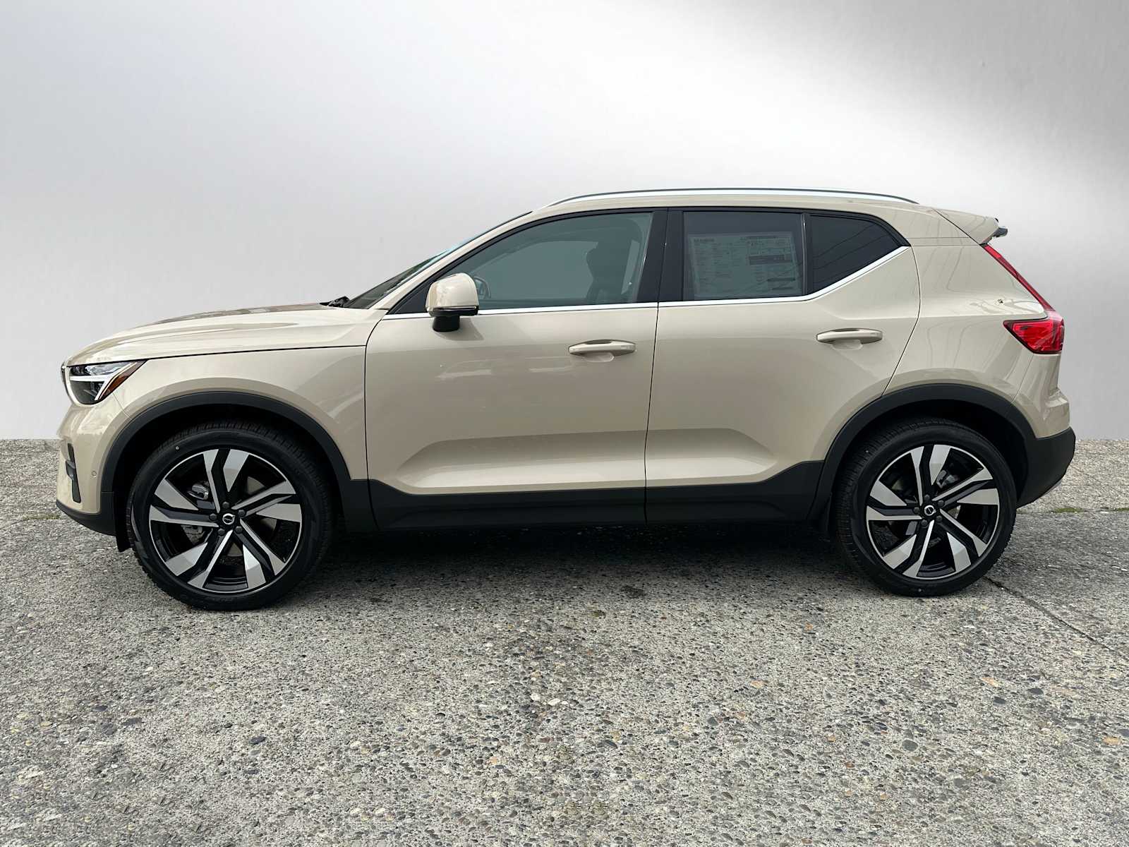 2025 Volvo XC40 Plus photo 2