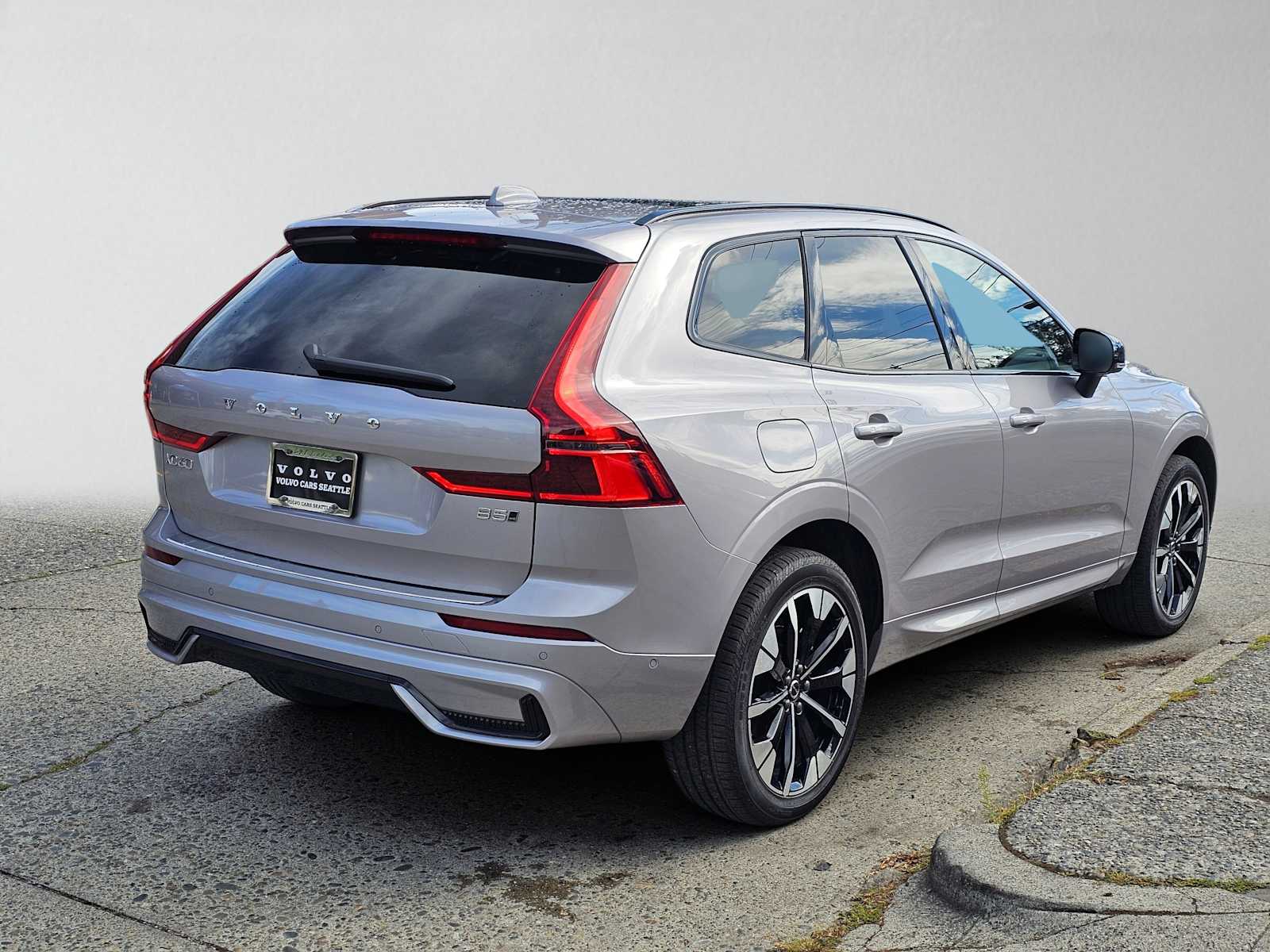 2026 Volvo XC60 Plus - Photo 3