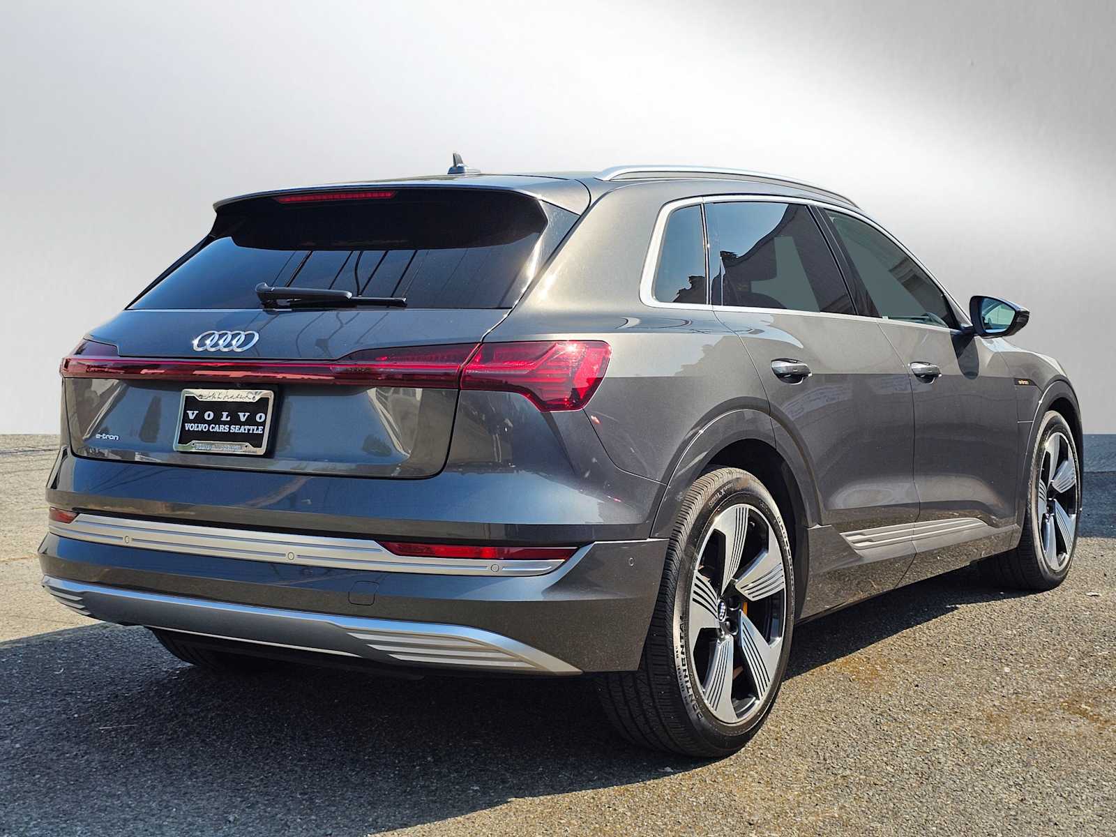 2019 Audi e-tron Prestige photo 2