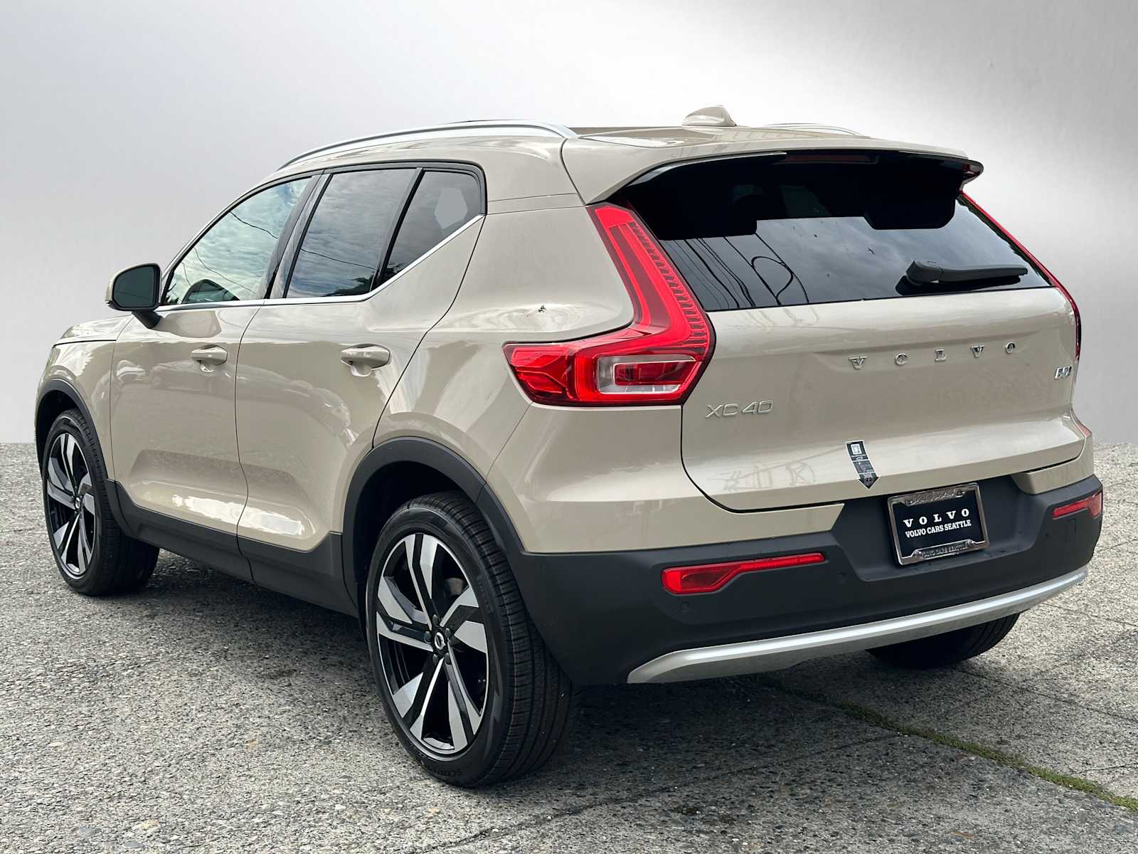2025 Volvo XC40 Plus photo 3