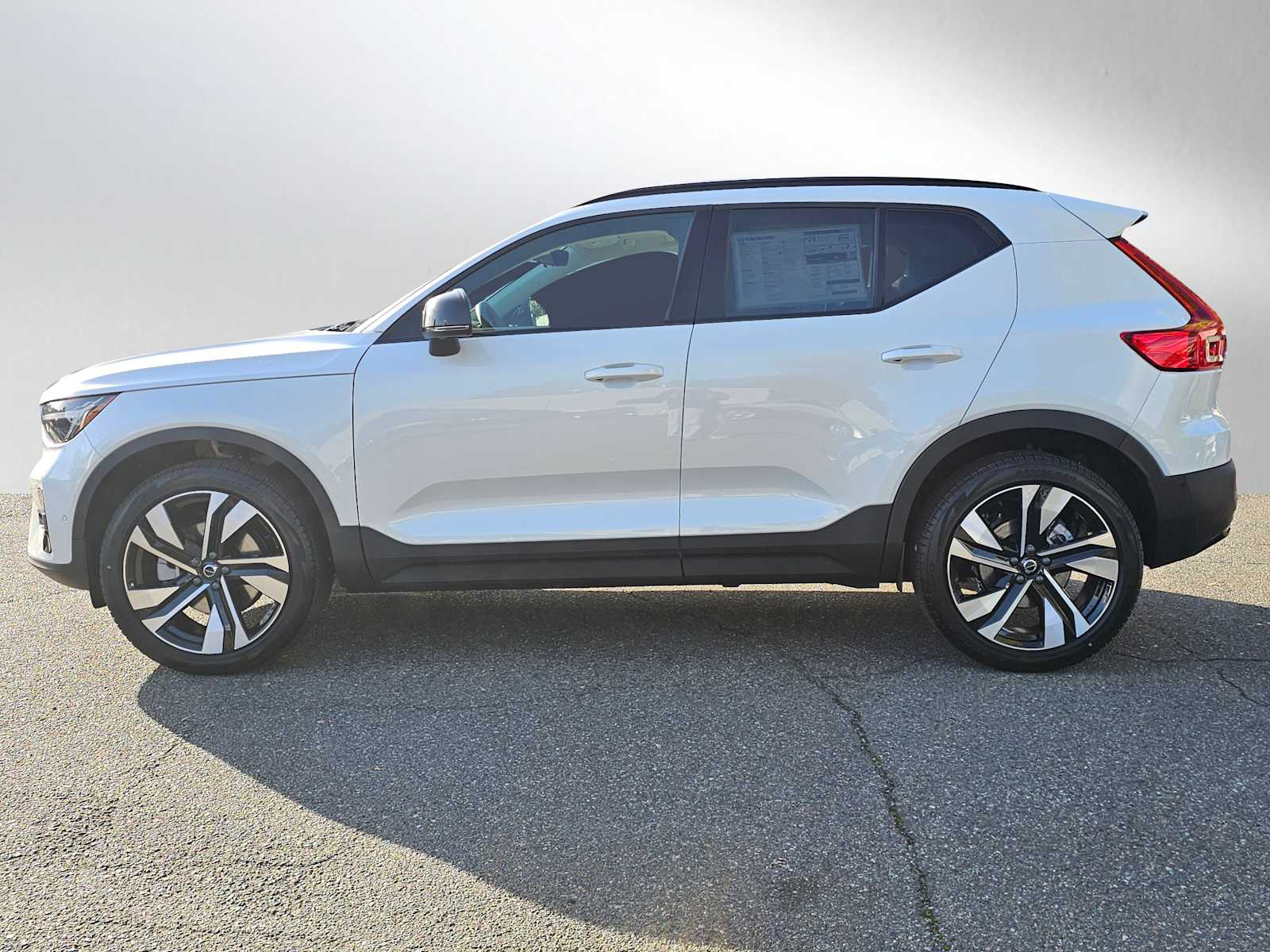 2026 Volvo XC40 Plus photo 4