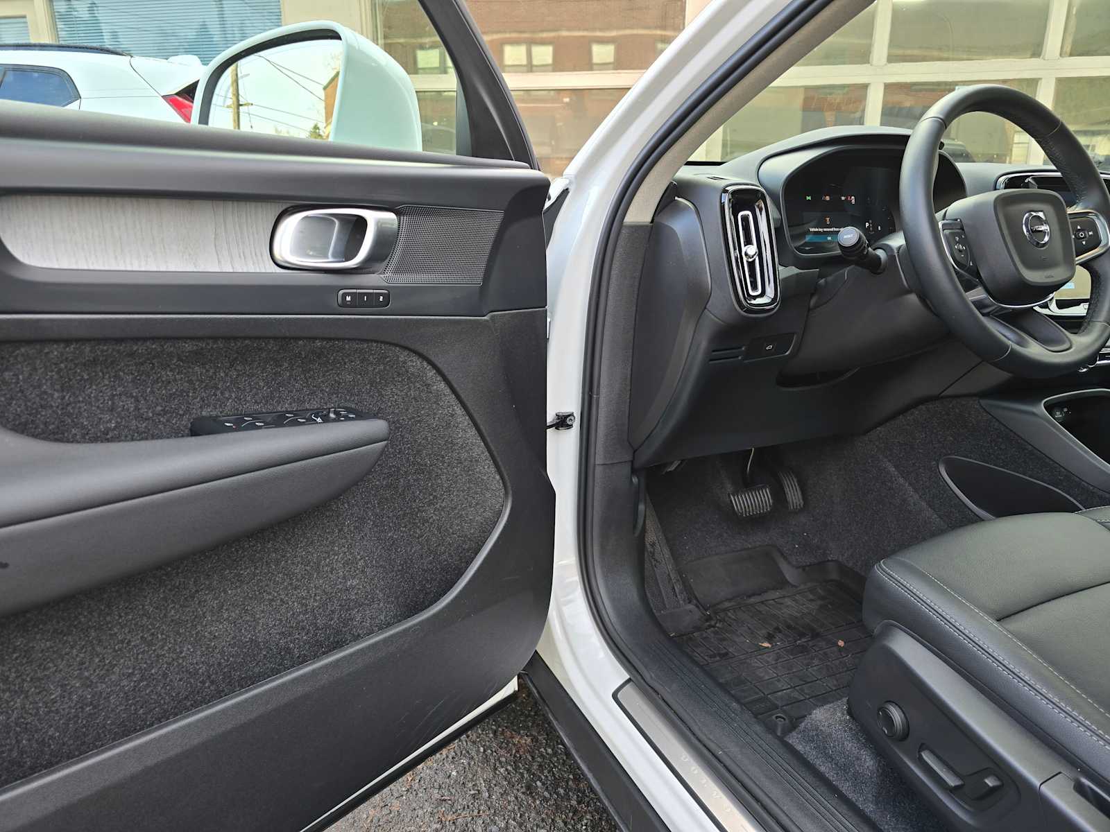 2025 Volvo XC40 Core - Photo 18
