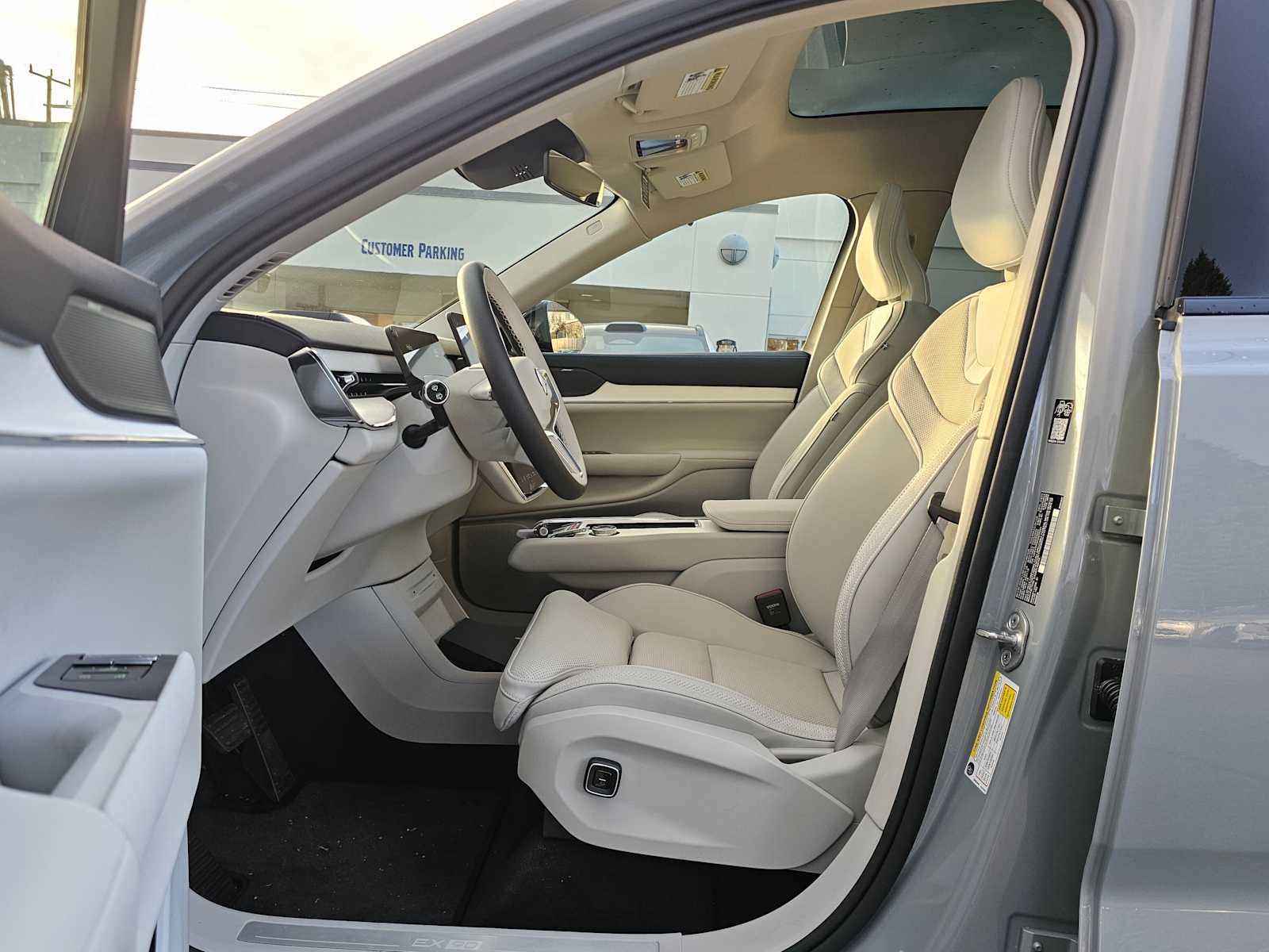 2025 Volvo EX90 Plus - Photo 18