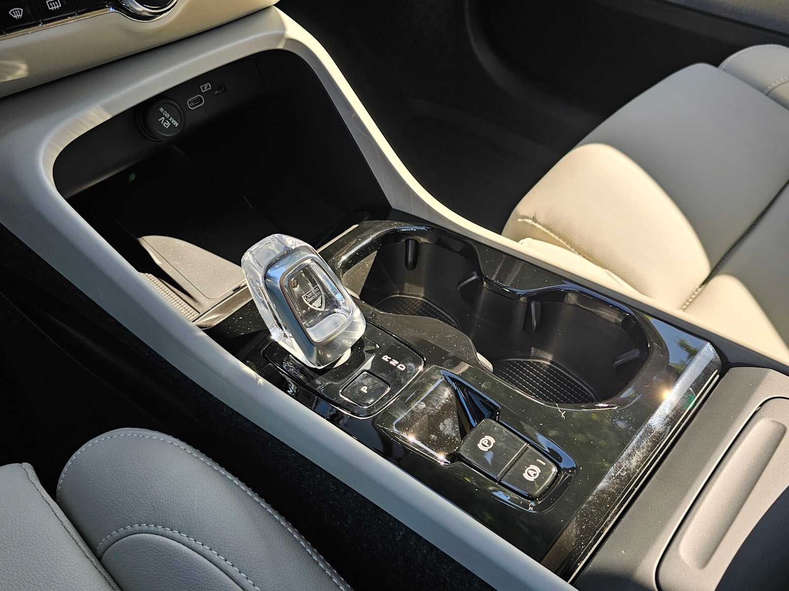 2025 Volvo XC40 Plus - Photo 25
