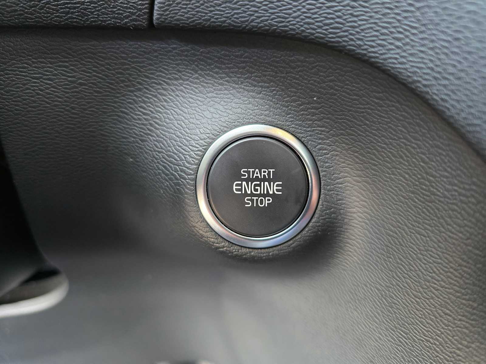 2025 Volvo XC40 Core - Photo 33