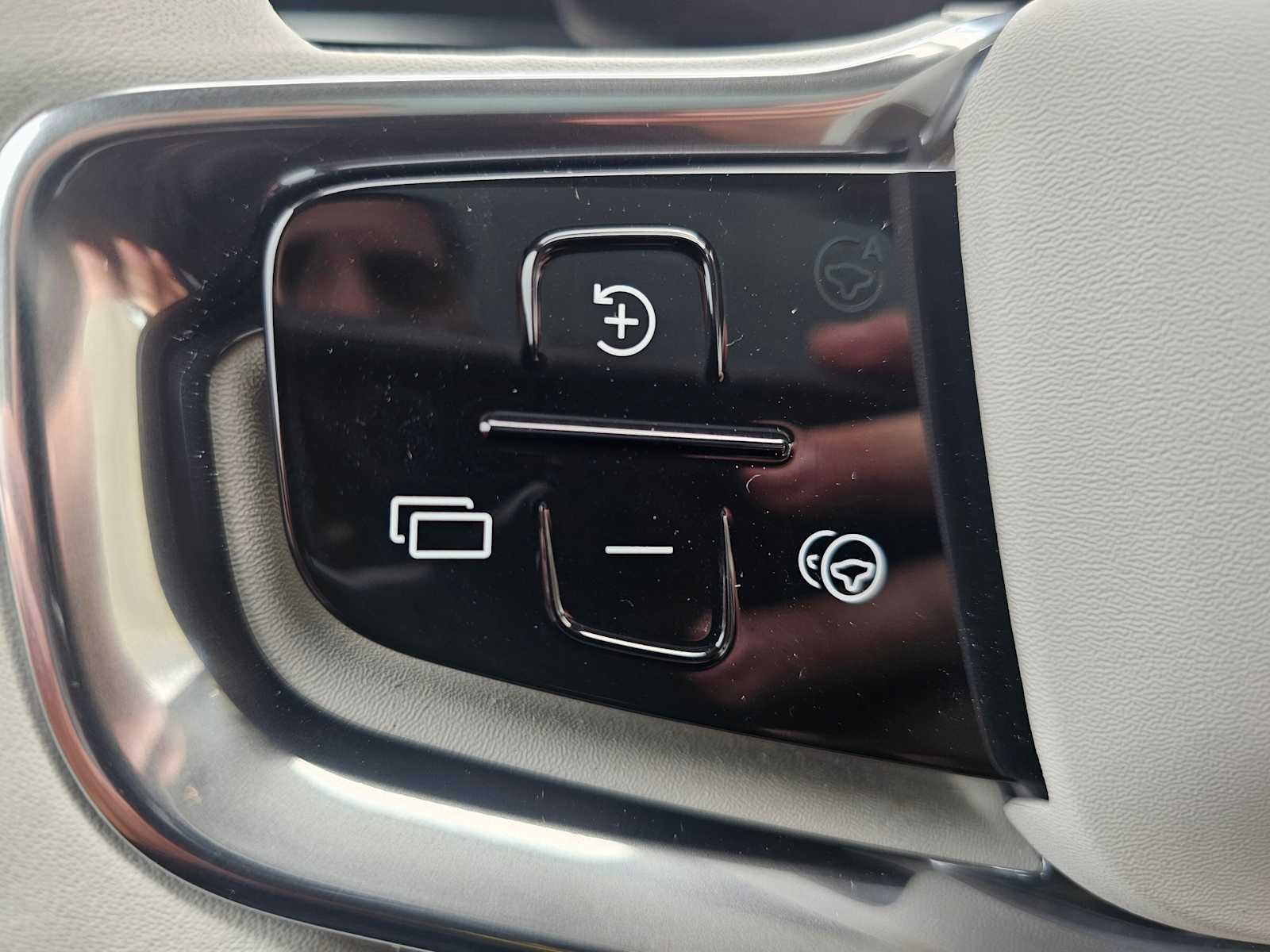 2025 Volvo EX90 Ultra - Photo 32