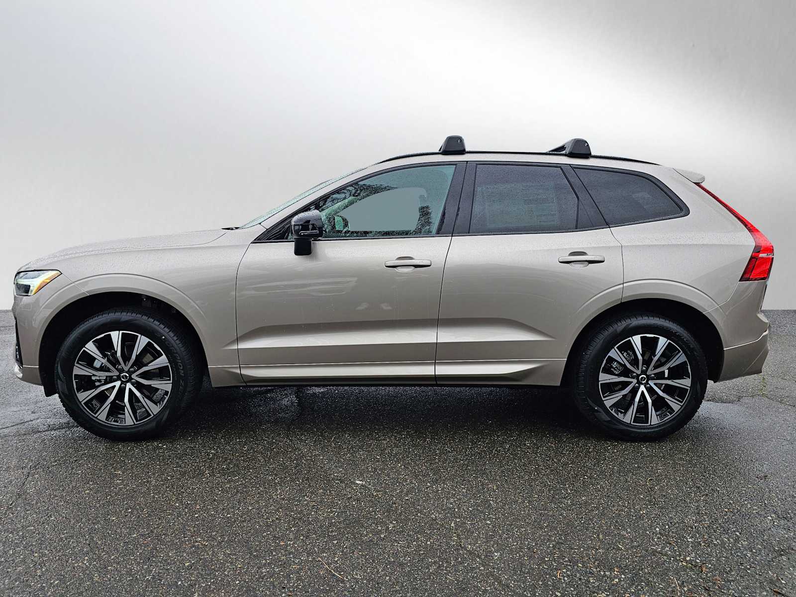 2025 Volvo XC60 B5 Core photo 2