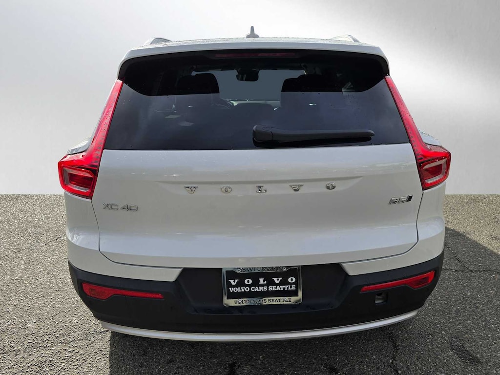 New 2025 Volvo XC40 B5 Core Bright Theme SUV