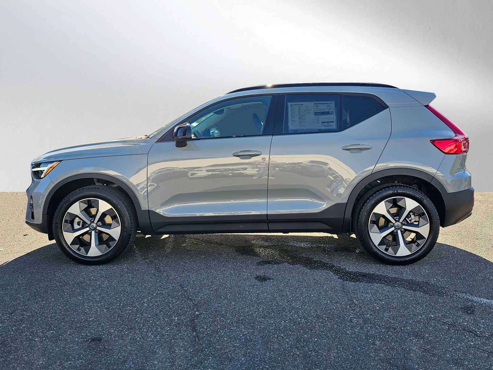 2026 Volvo XC40 Plus photo 4