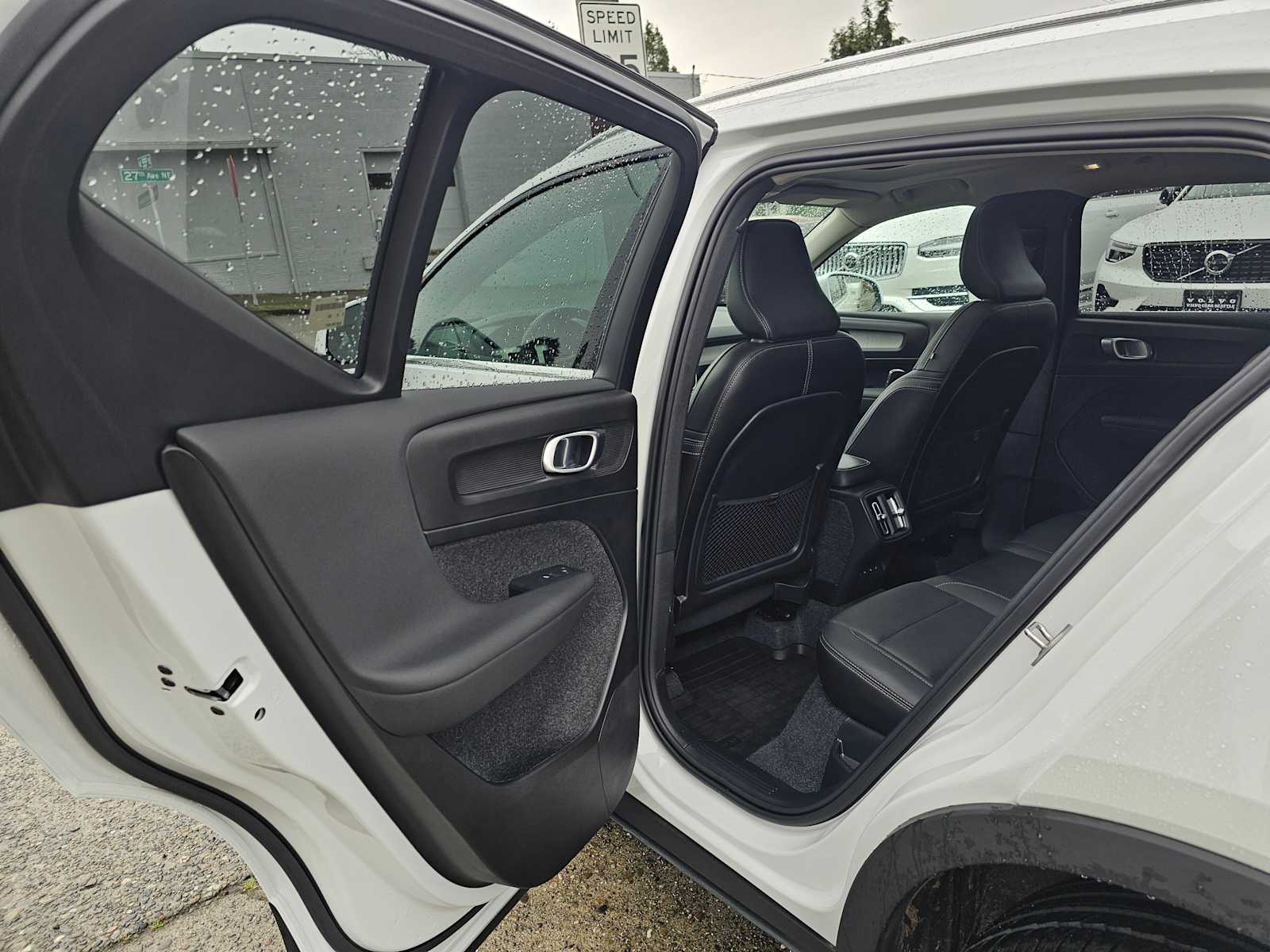 2025 Volvo XC40 Core - Photo 18