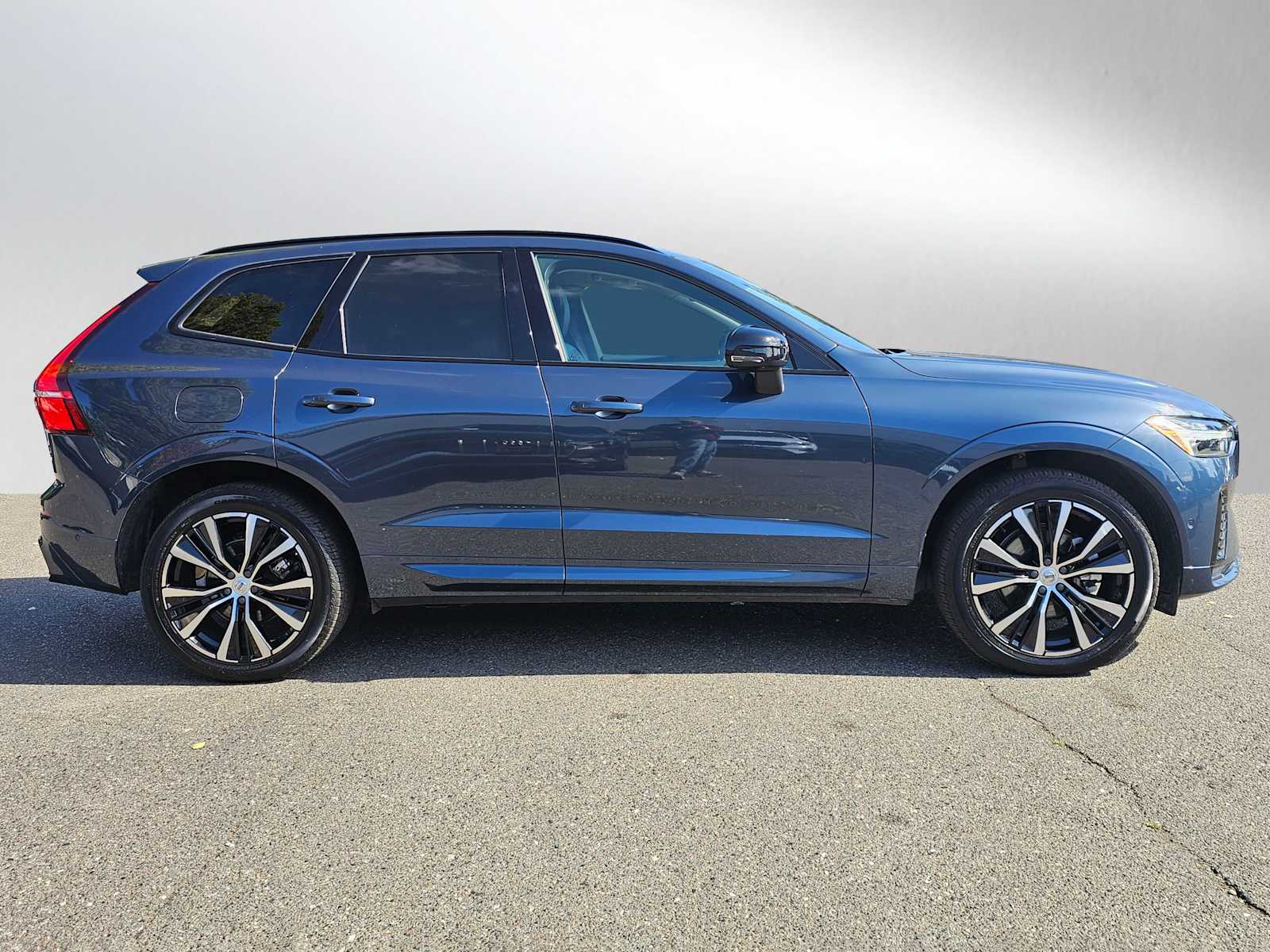 2025 Volvo XC60 B5 Plus photo 2