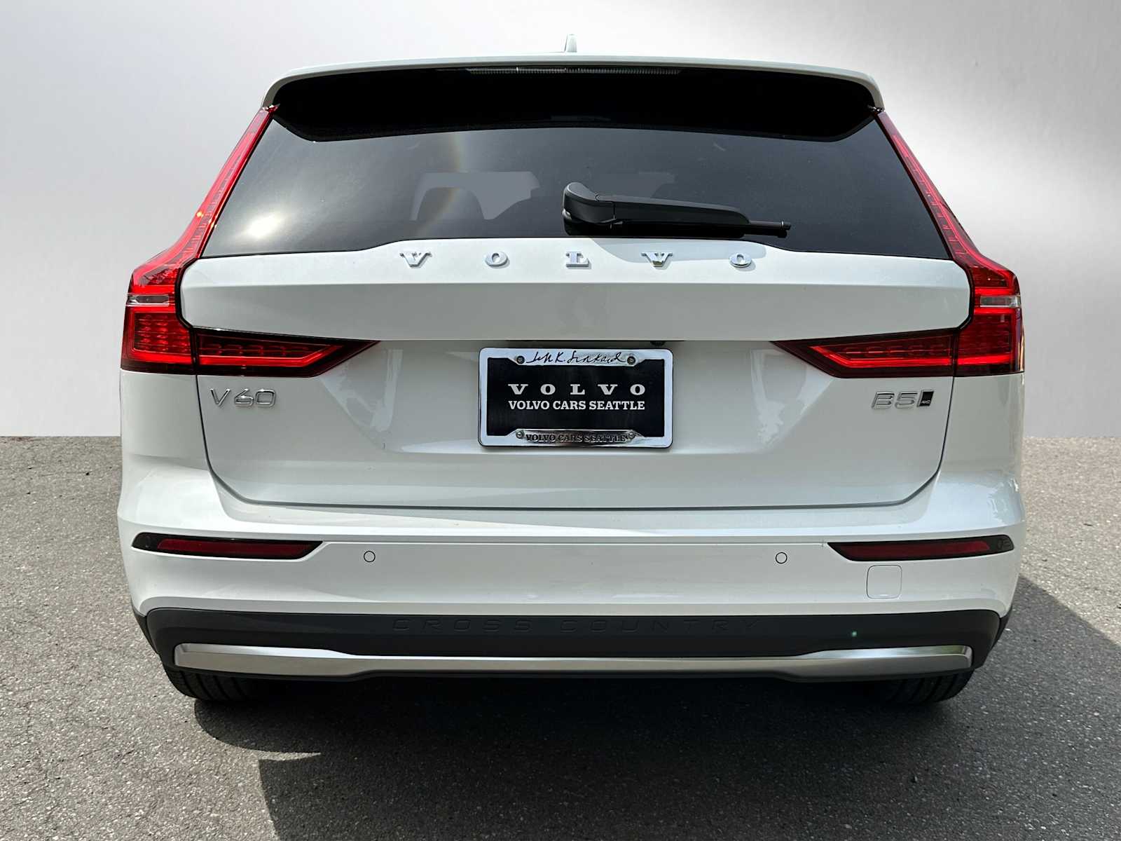 2025 Volvo V60 Cross Country B5 Plus photo 4