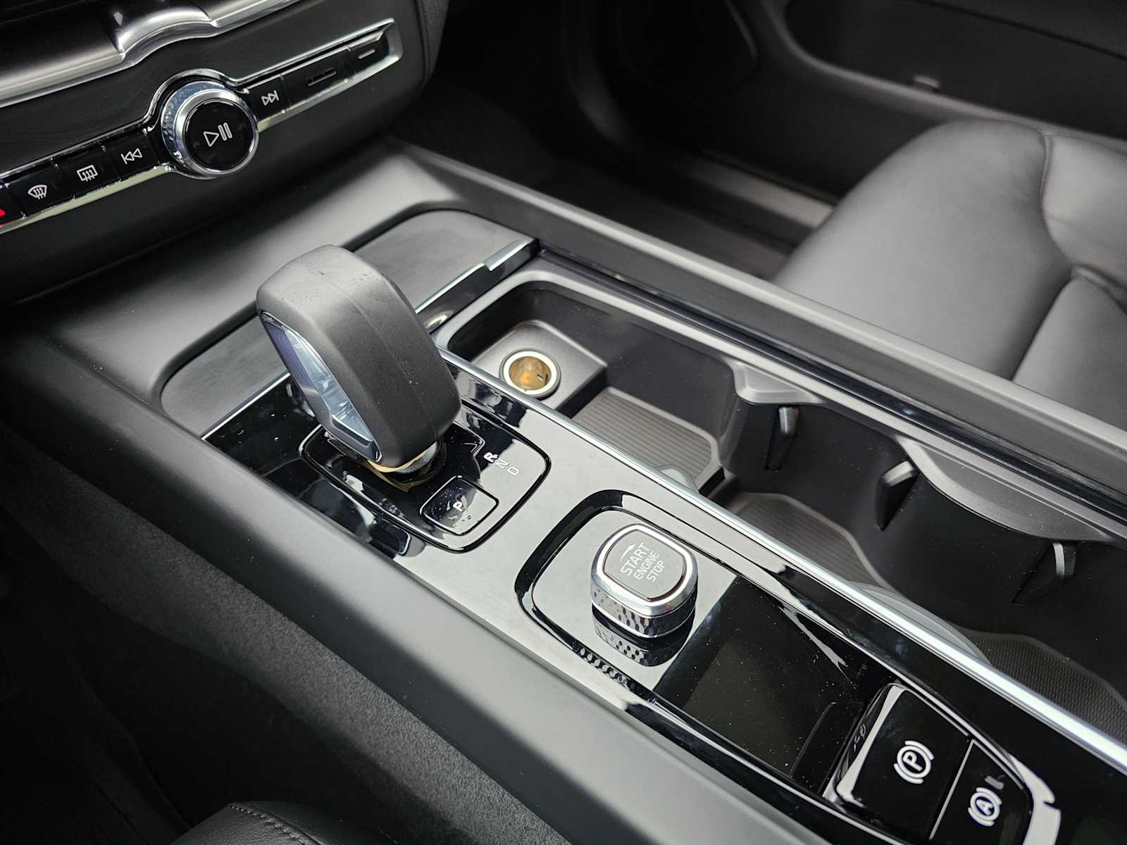 2025 Volvo XC60 Core - Photo 28