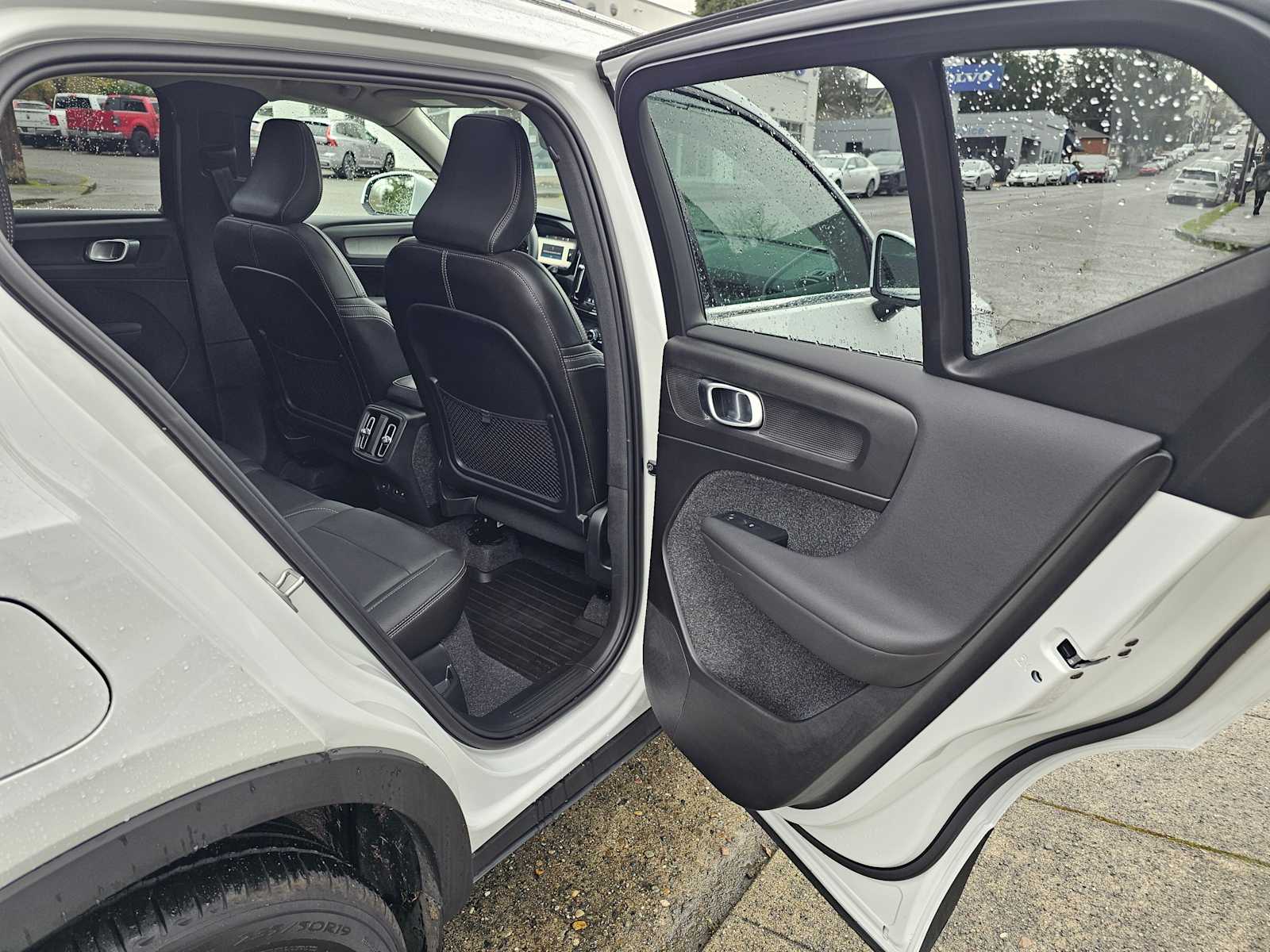 2025 Volvo XC40 Core - Photo 13