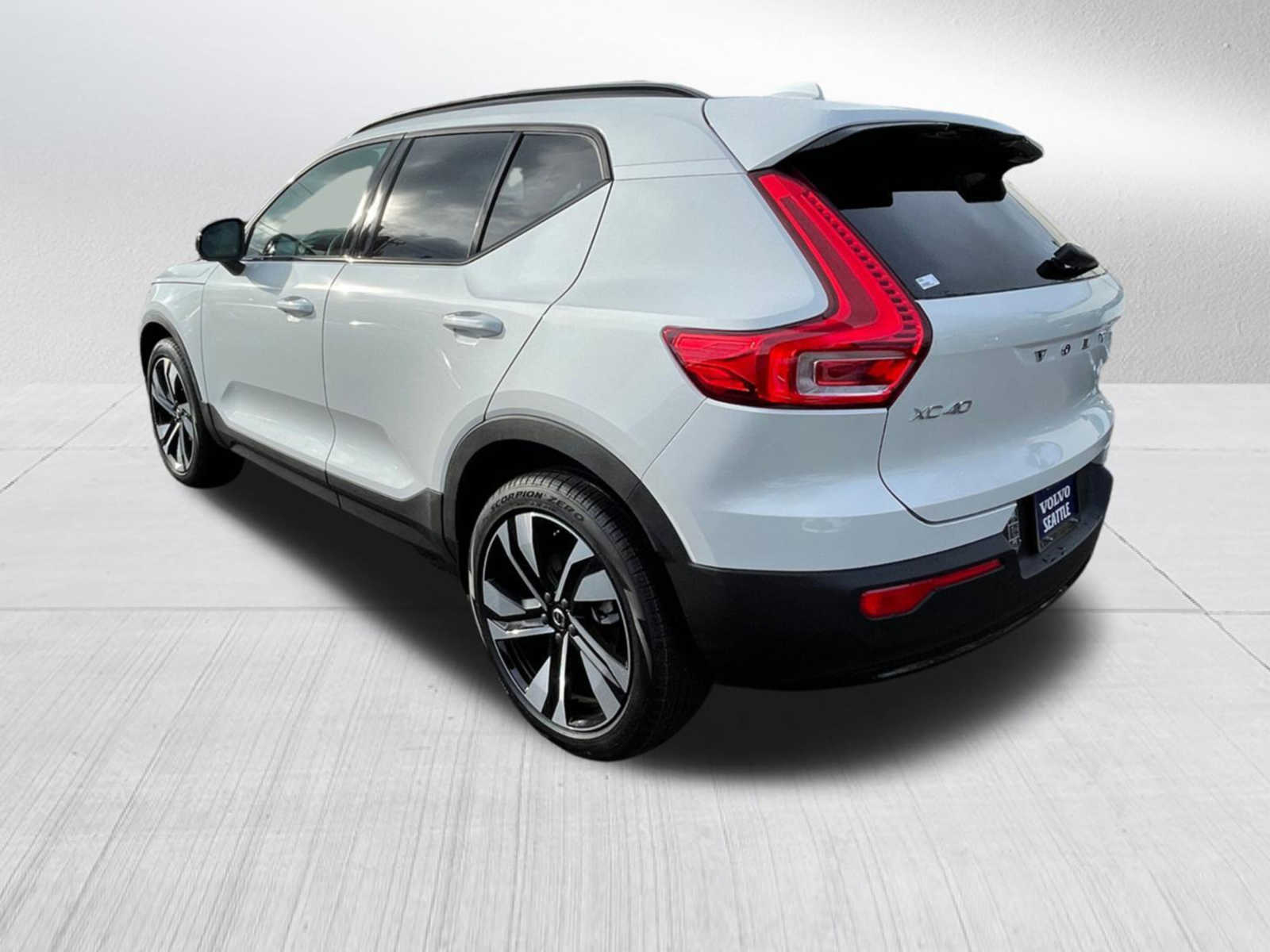 2023 Volvo XC40 AWD Plus photo 3