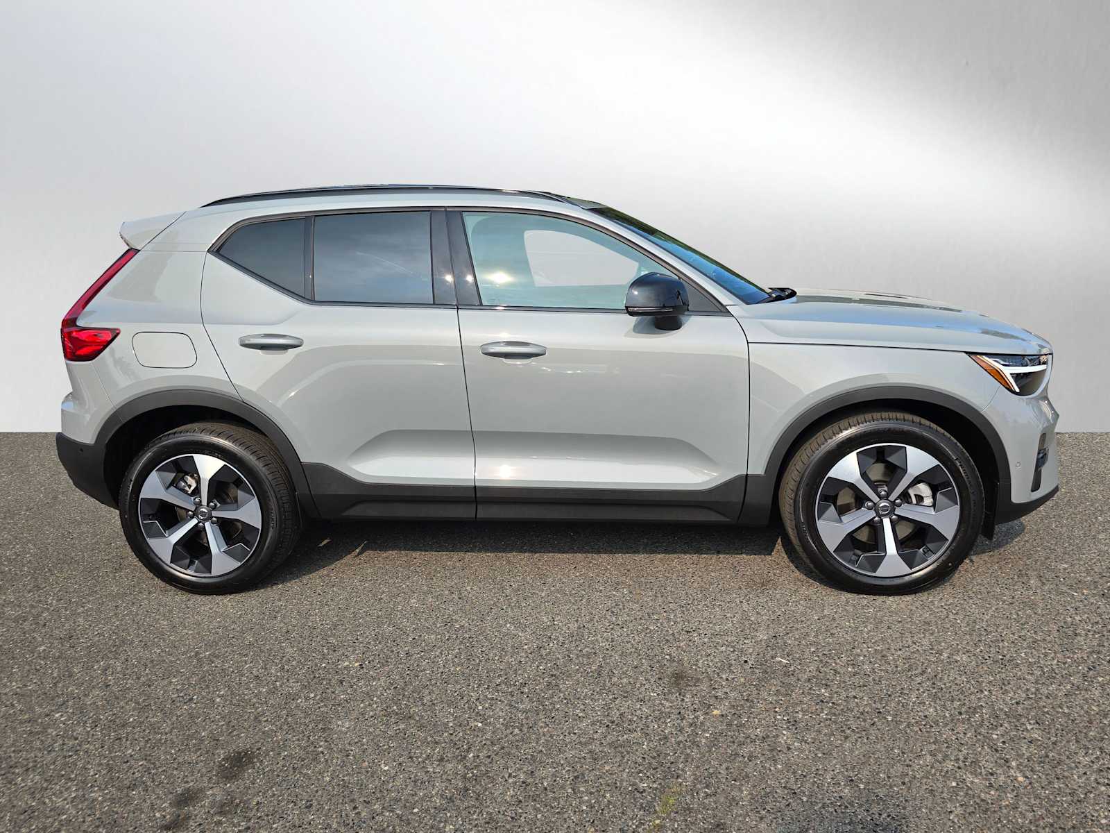 2026 Volvo XC40 Plus photo 2