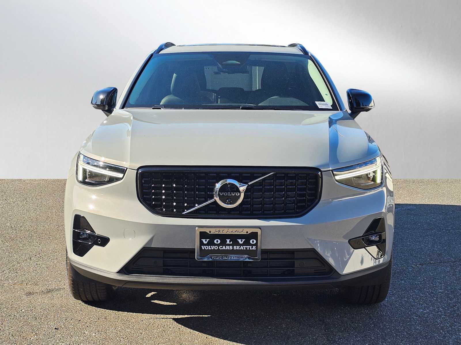 2026 Volvo XC40 Plus photo 2