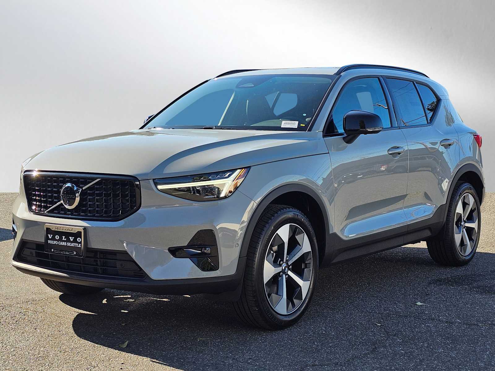 2026 Volvo XC40 Plus photo 3