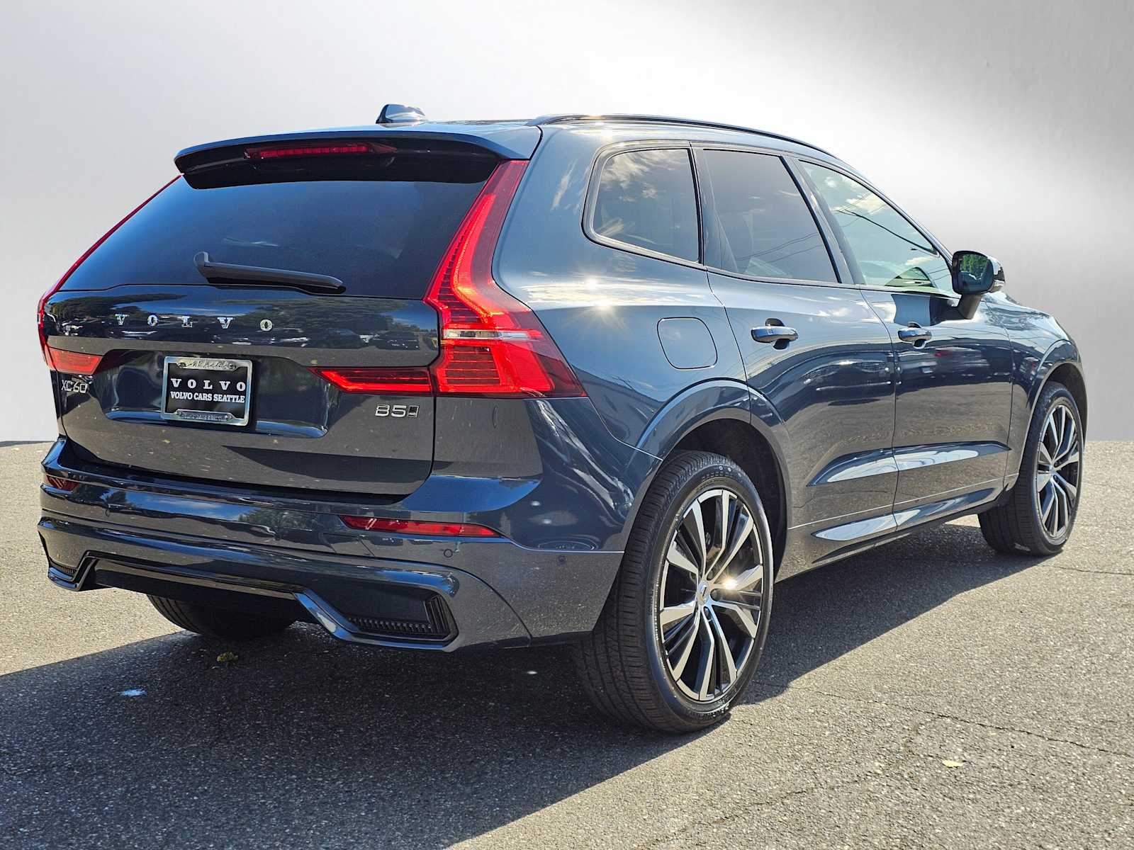 2025 Volvo XC60 B5 Plus photo 3