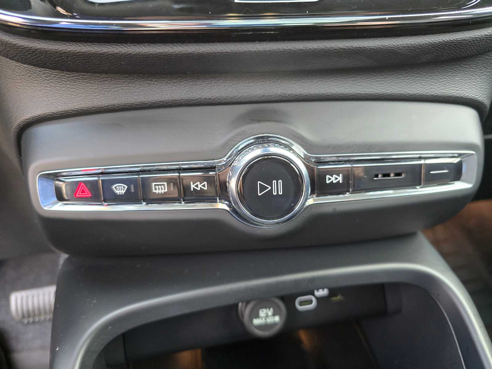 2025 Volvo XC40 Core - Photo 26