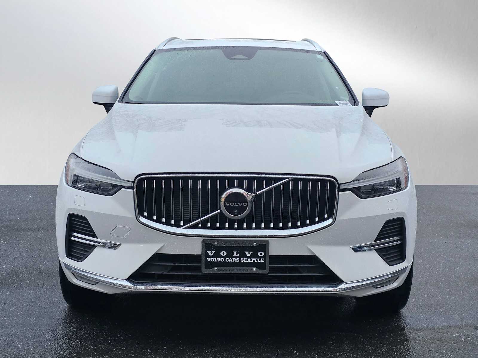 2023 Volvo XC60 B5 Plus photo 2