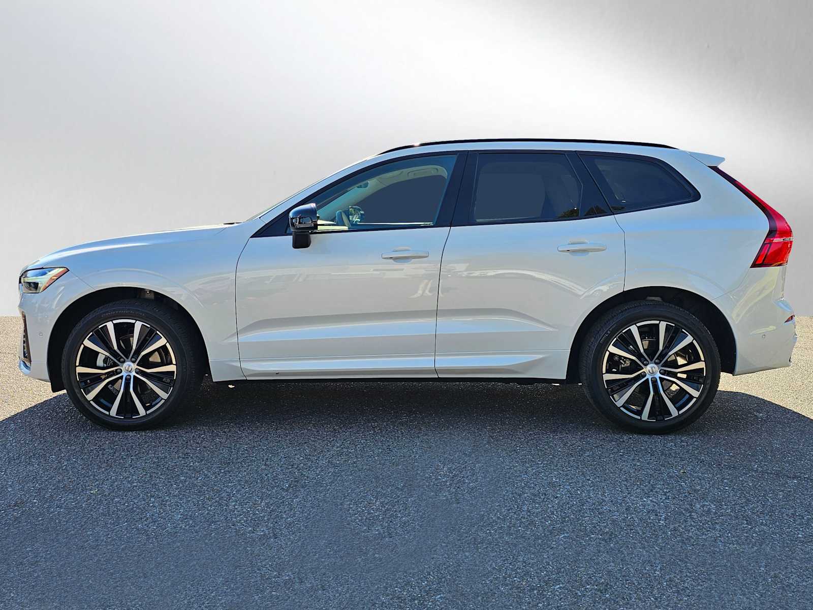 2023 Volvo XC60 B5 Plus photo 3