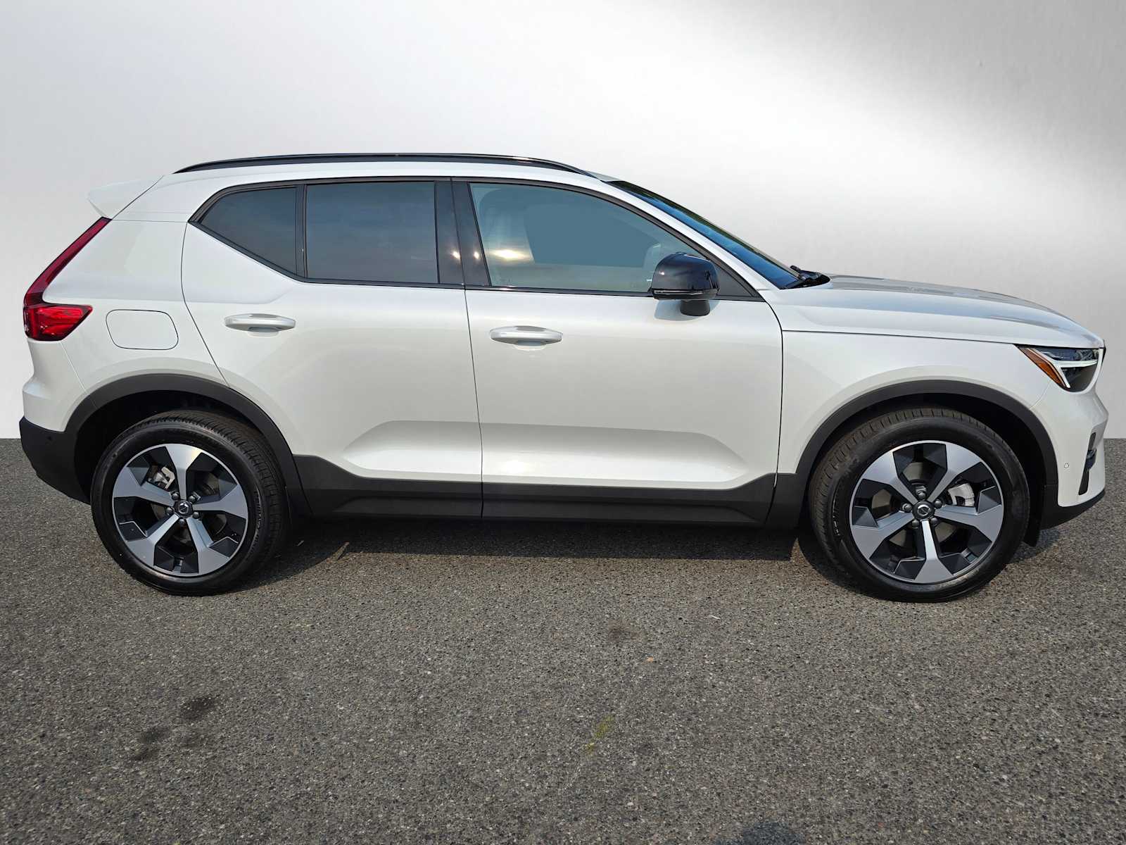 2026 Volvo XC40 Plus photo 2