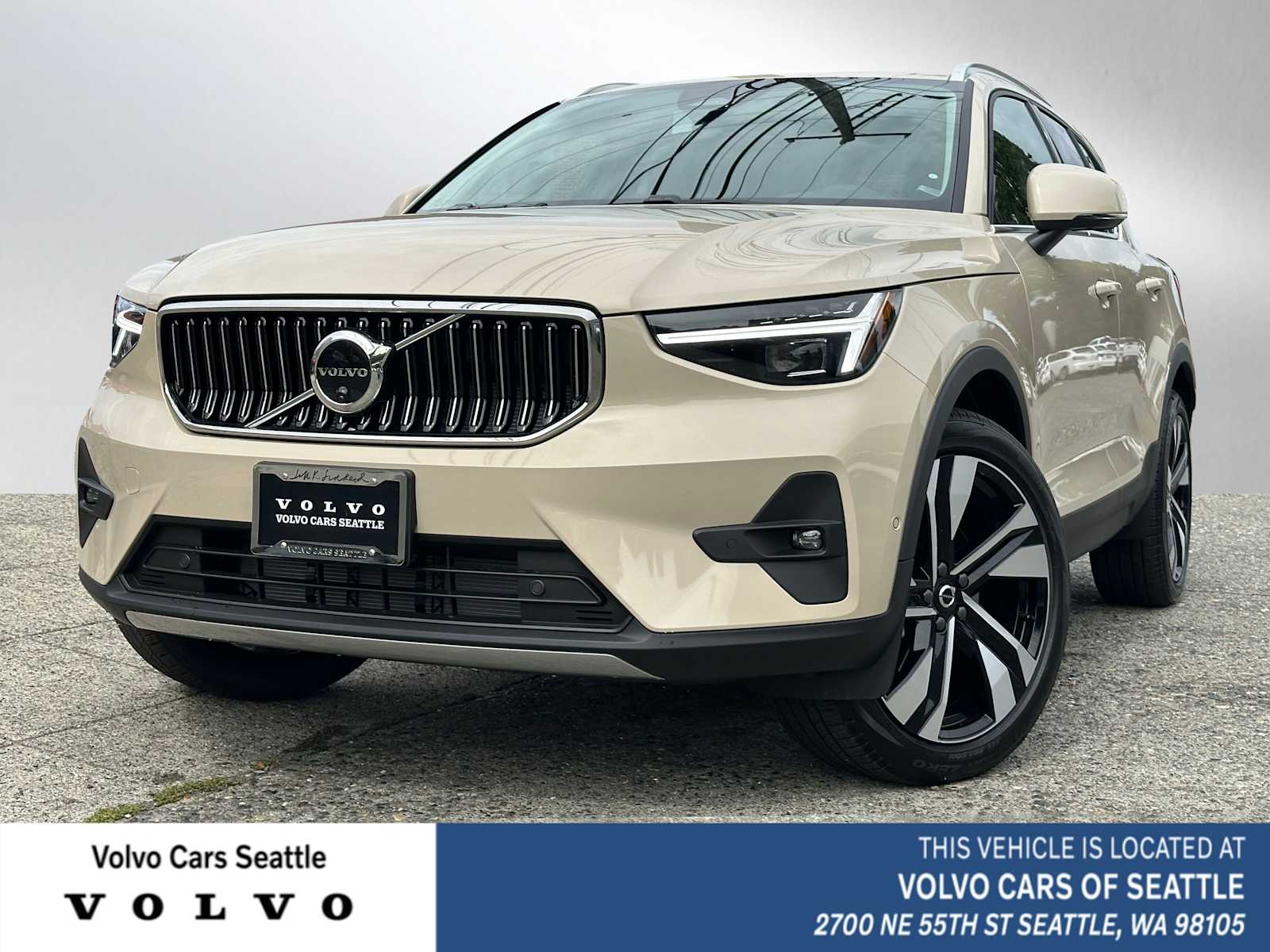 2025 Volvo XC40 B5 Plus Bright Theme