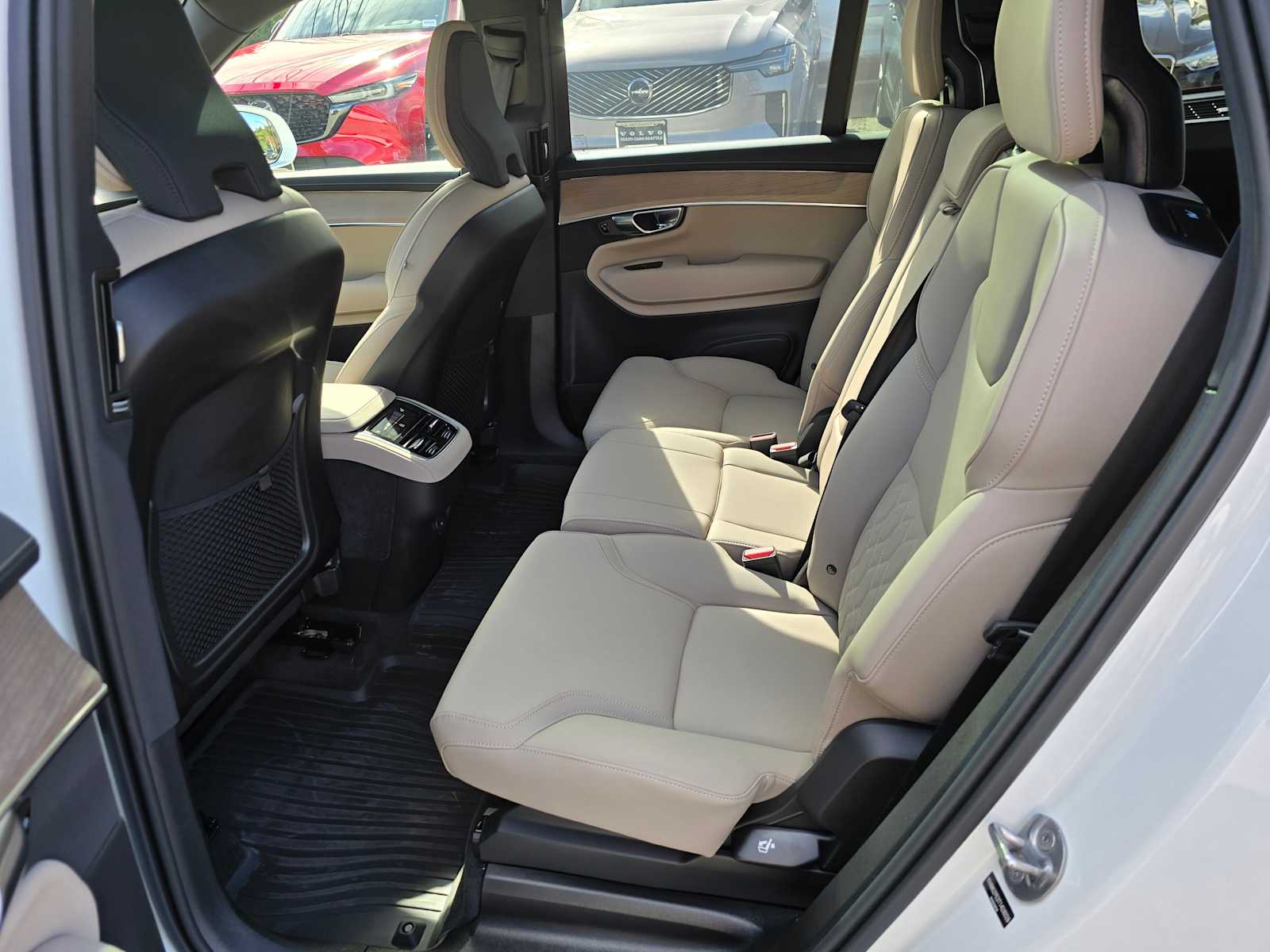 2026 Volvo XC90 Plus - Photo 17