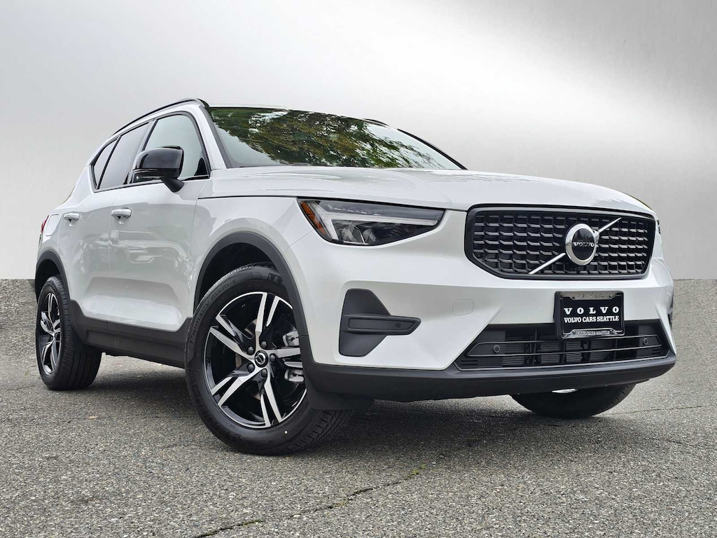 New 2026 Volvo XC40 B5 Core SUV