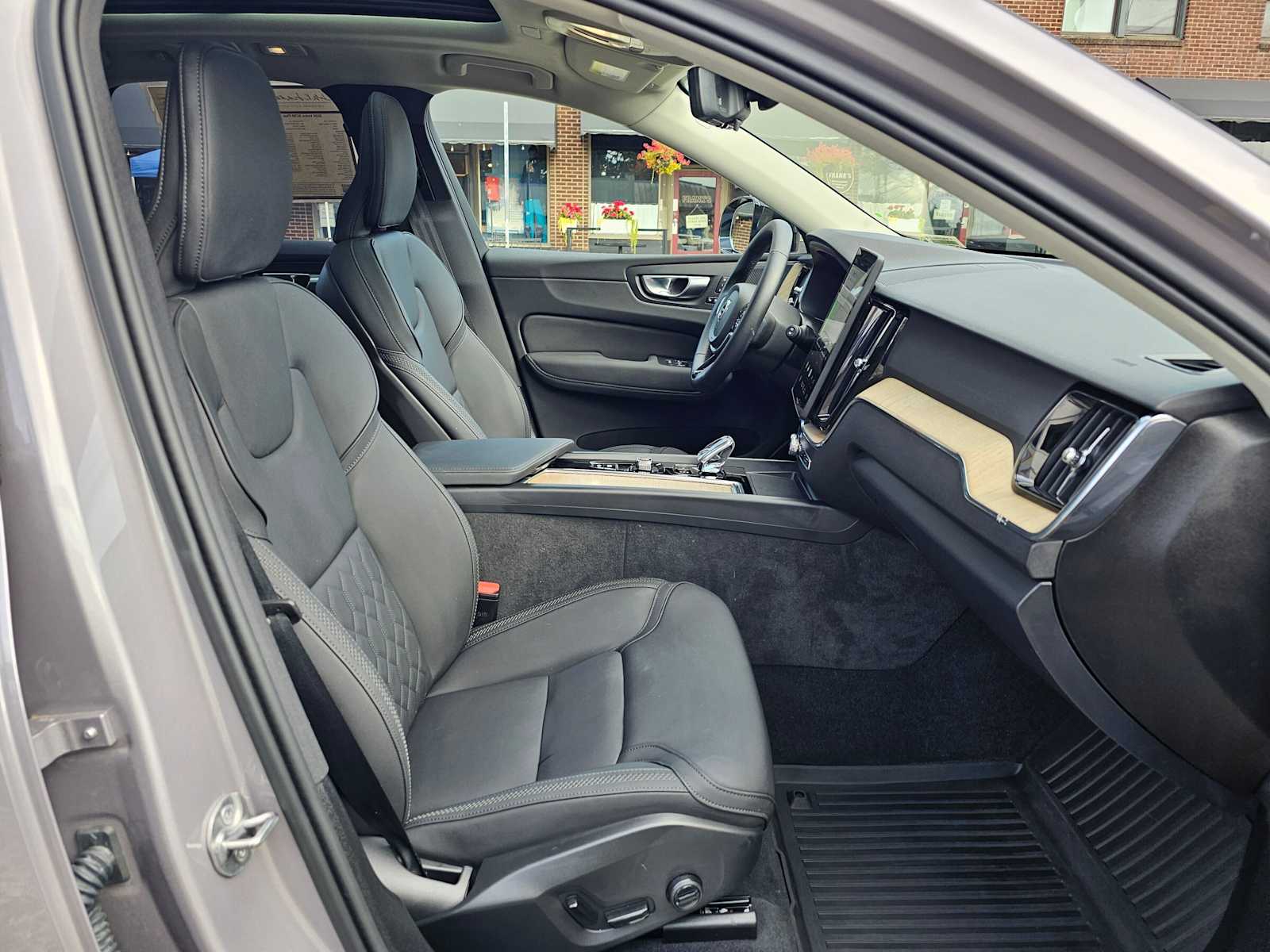 2026 Volvo XC60 Plus - Photo 11