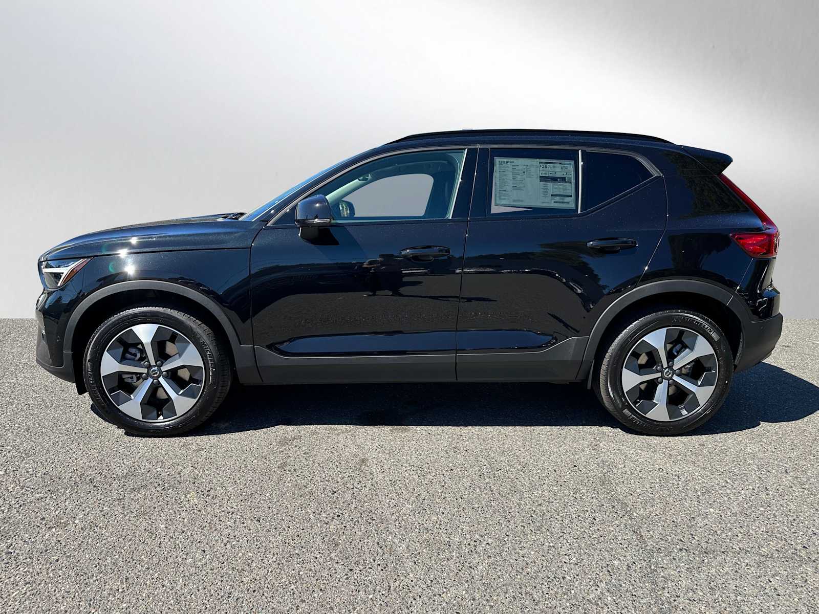 2025 Volvo XC40 Plus photo 2