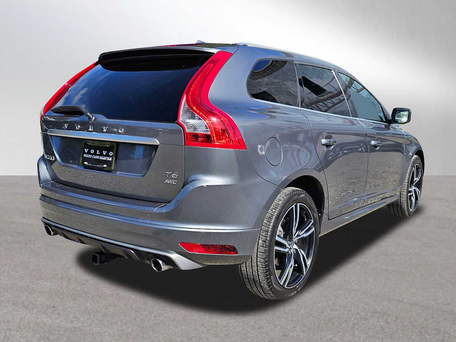 2017 Volvo XC60 T6 R-Design photo 3