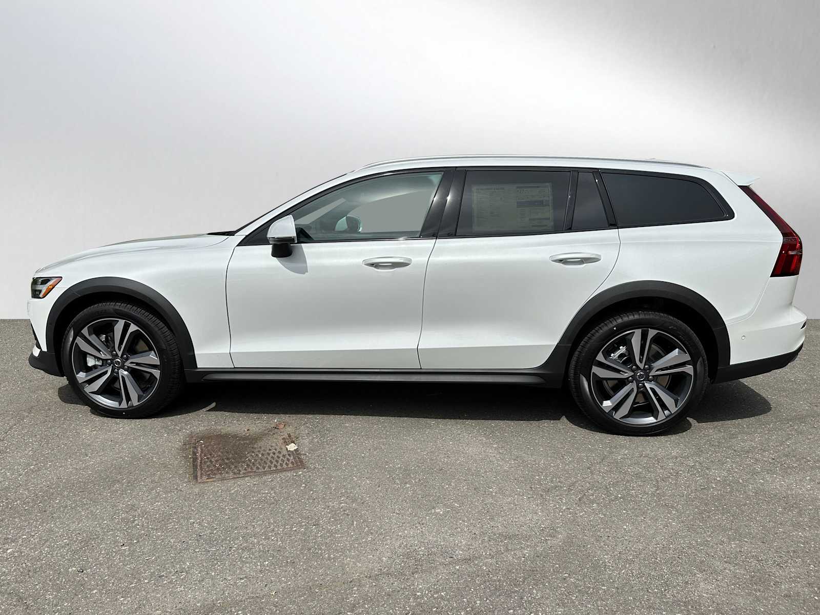2025 Volvo V60 Cross Country B5 Plus photo 4