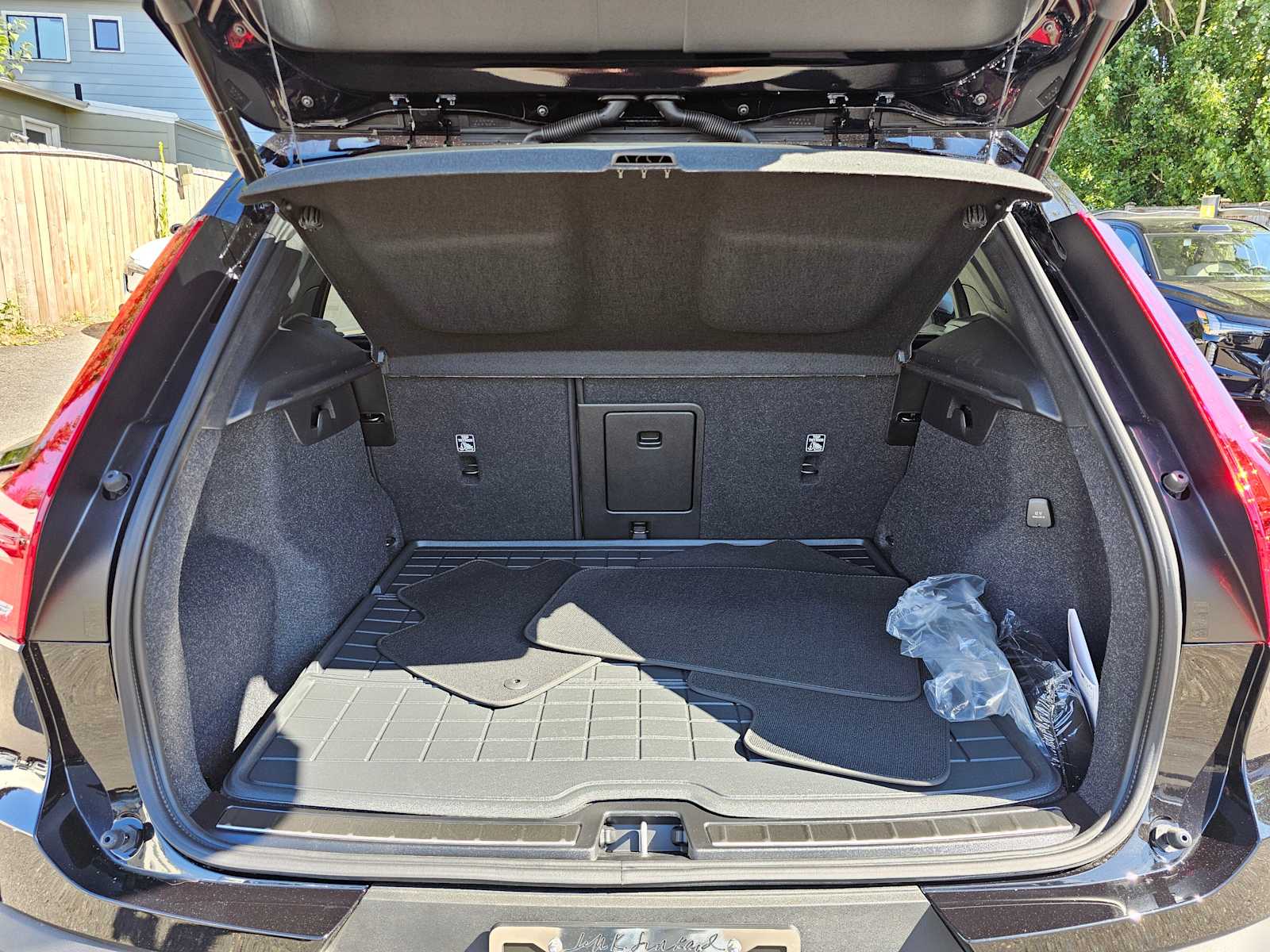 2025 Volvo XC40 Plus - Photo 16