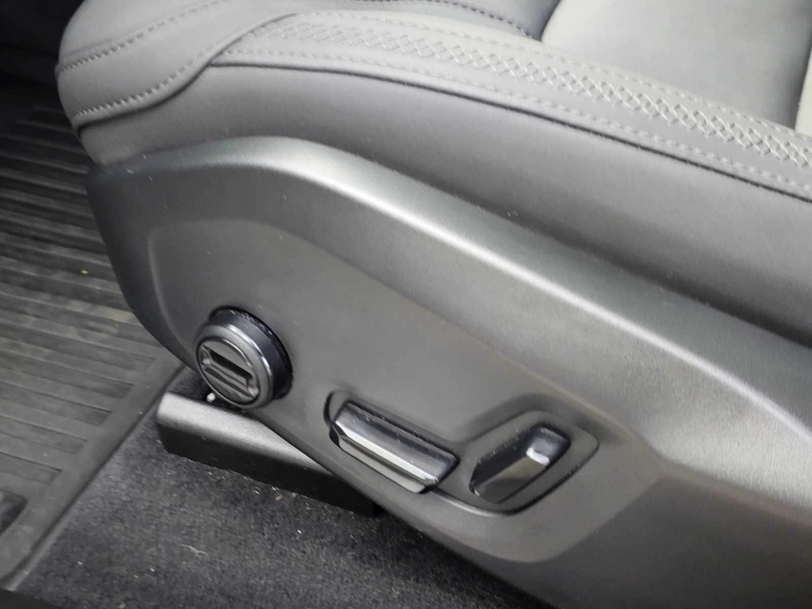 2026 Volvo XC60 Plus - Photo 25