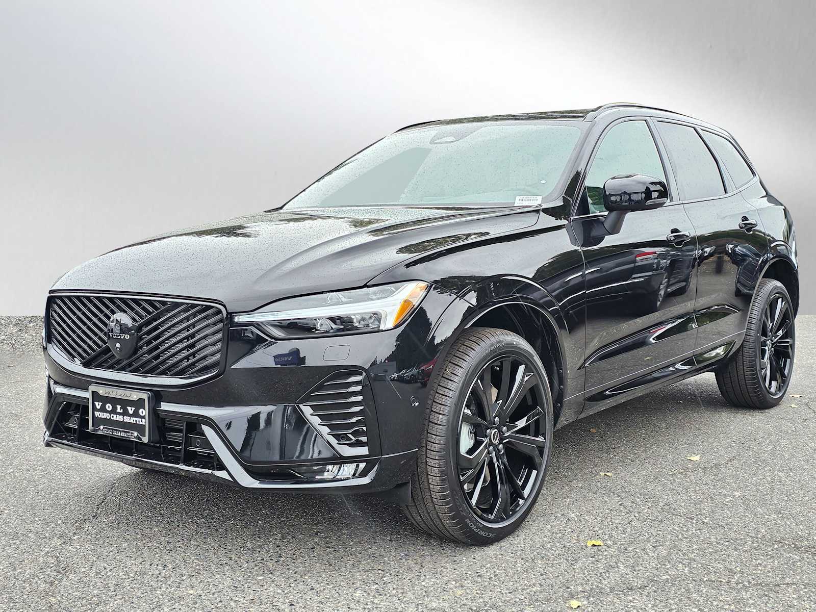2026 Volvo XC60 B5 Black Edition photo 3