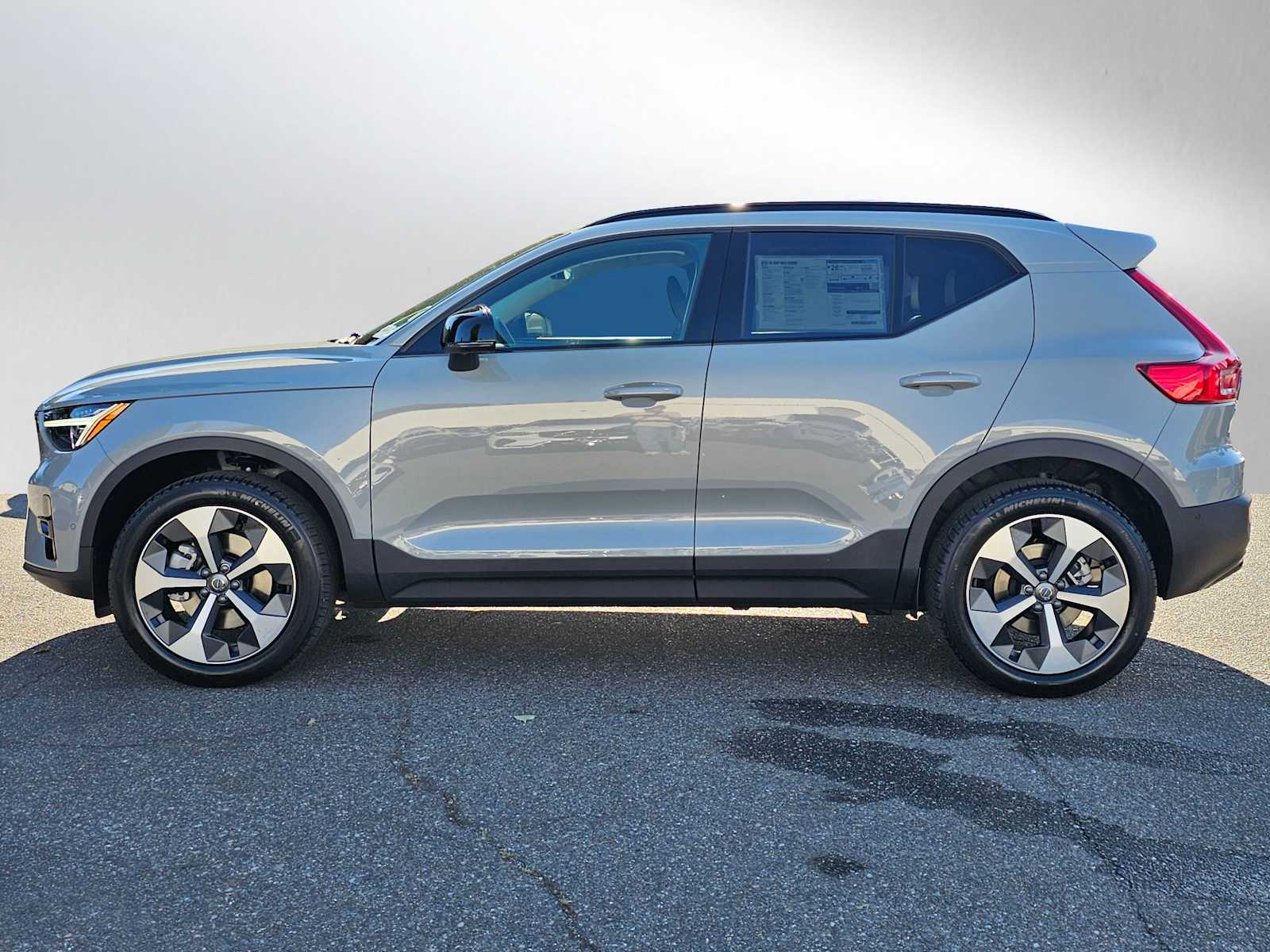 2026 Volvo XC40 Plus photo 4