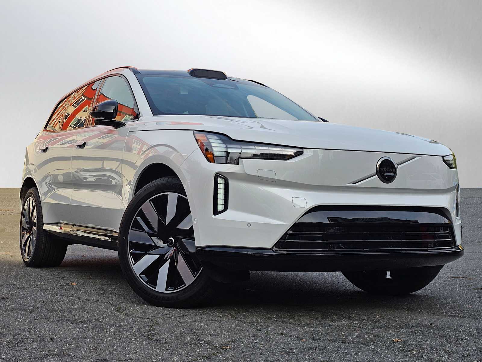 2025 Volvo EX90 Plus's photo